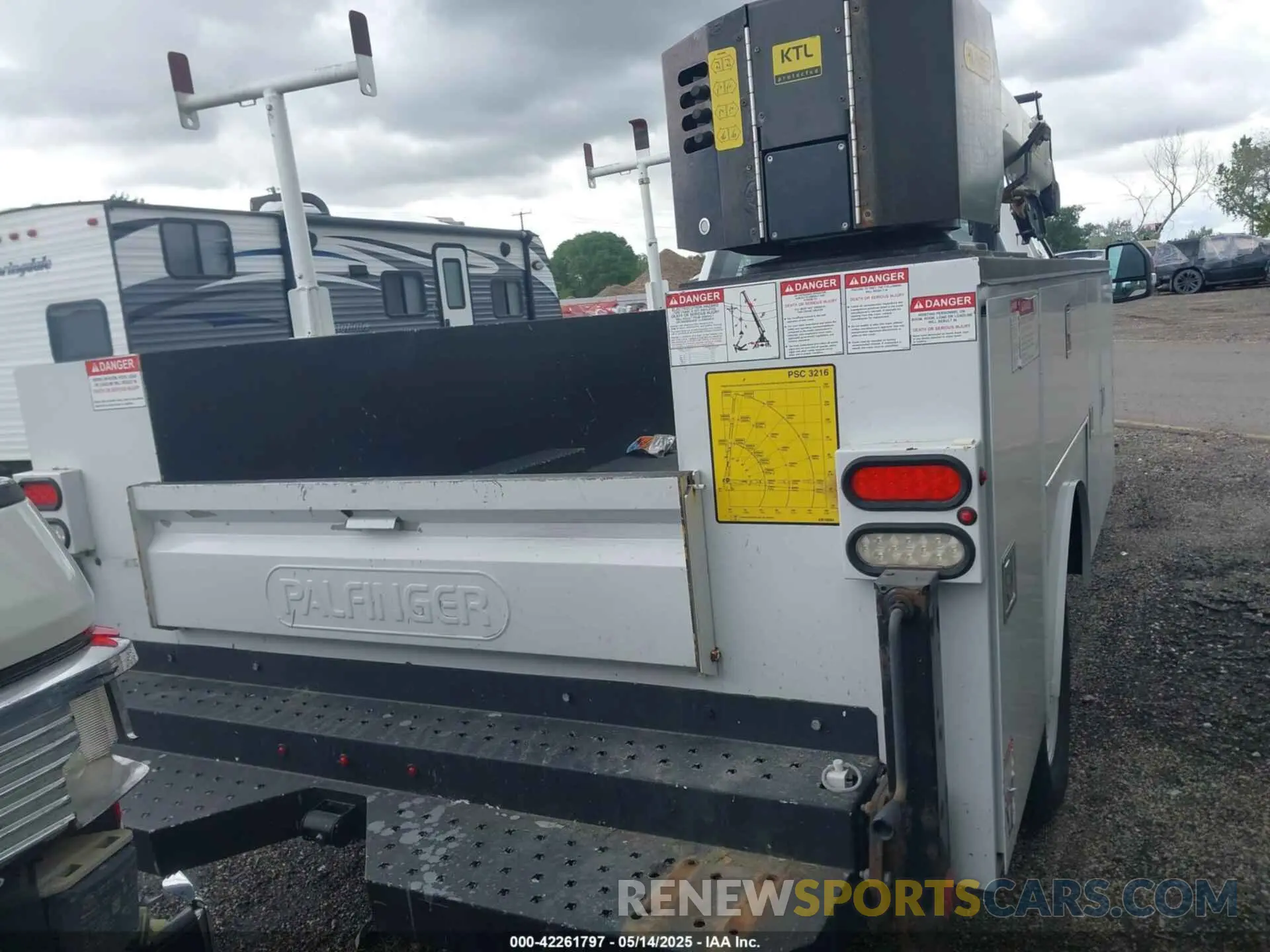 15 fotografías del automóvil dañado 1FDRF3G60KED40560 FORD F-350 CHASSIS 2019