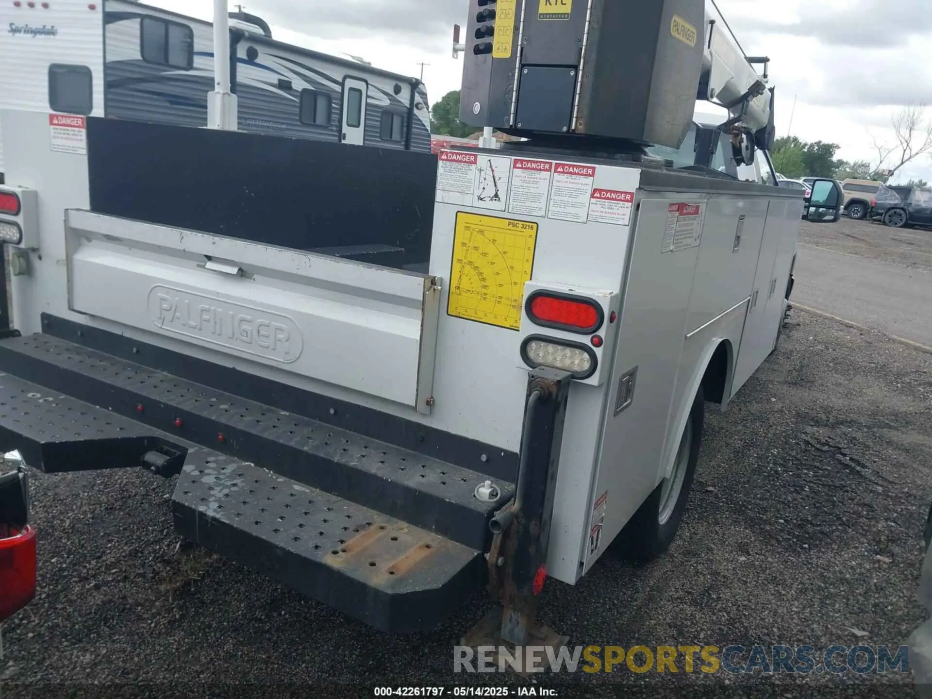 4 fotografías del automóvil dañado 1FDRF3G60KED40560 FORD F-350 CHASSIS 2019