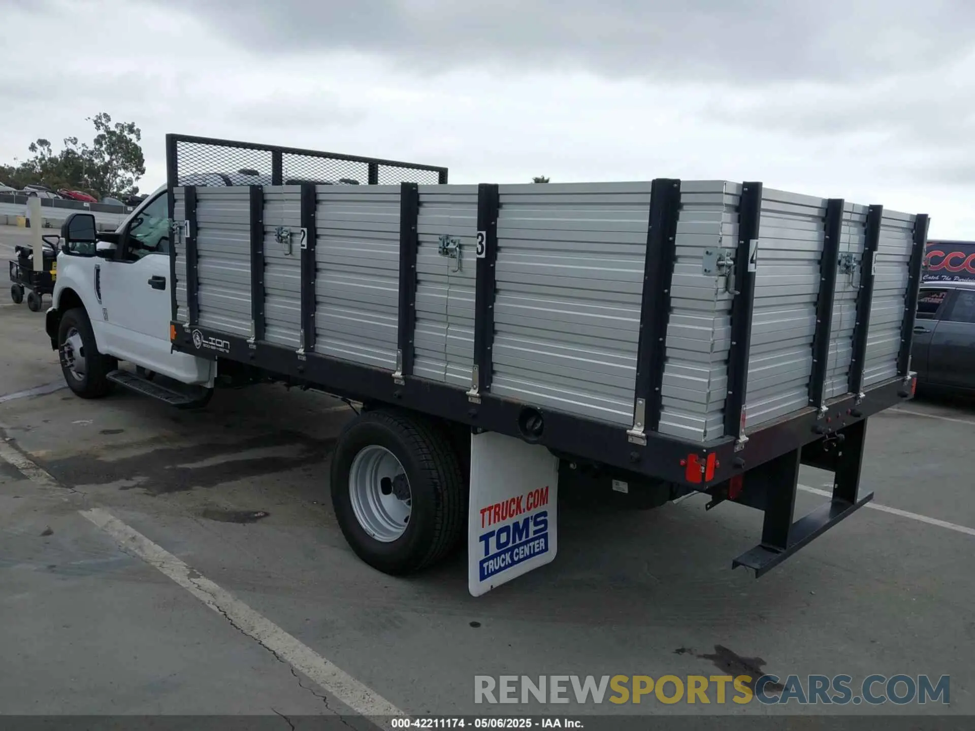 3 fotografías del automóvil dañado 1FDRF3GN0NEE88364 FORD F-350 CHASSIS 2022