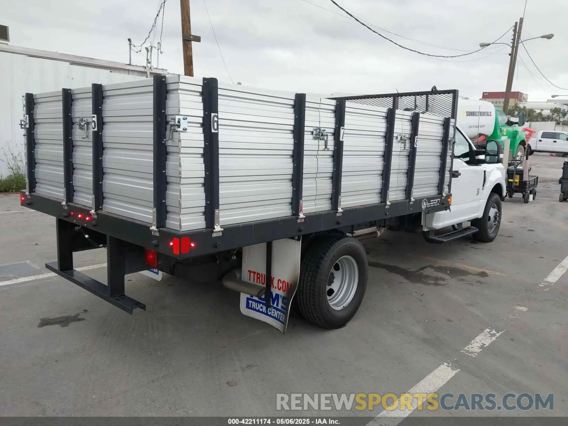 4 fotografías del automóvil dañado 1FDRF3GN0NEE88364 FORD F-350 CHASSIS 2022