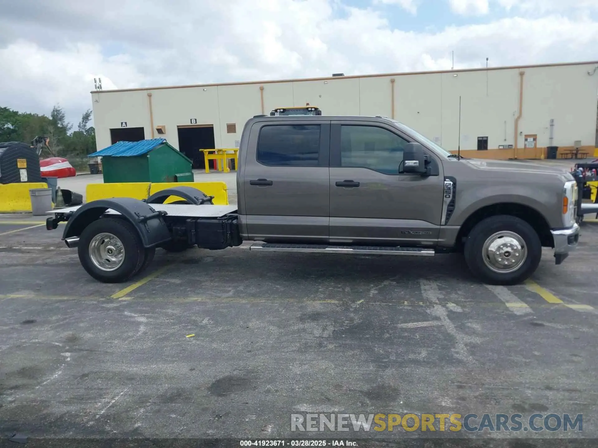 12 fotografías del automóvil dañado 1FD8W3GT0PEC55193 FORD F-350 CHASSIS 2023