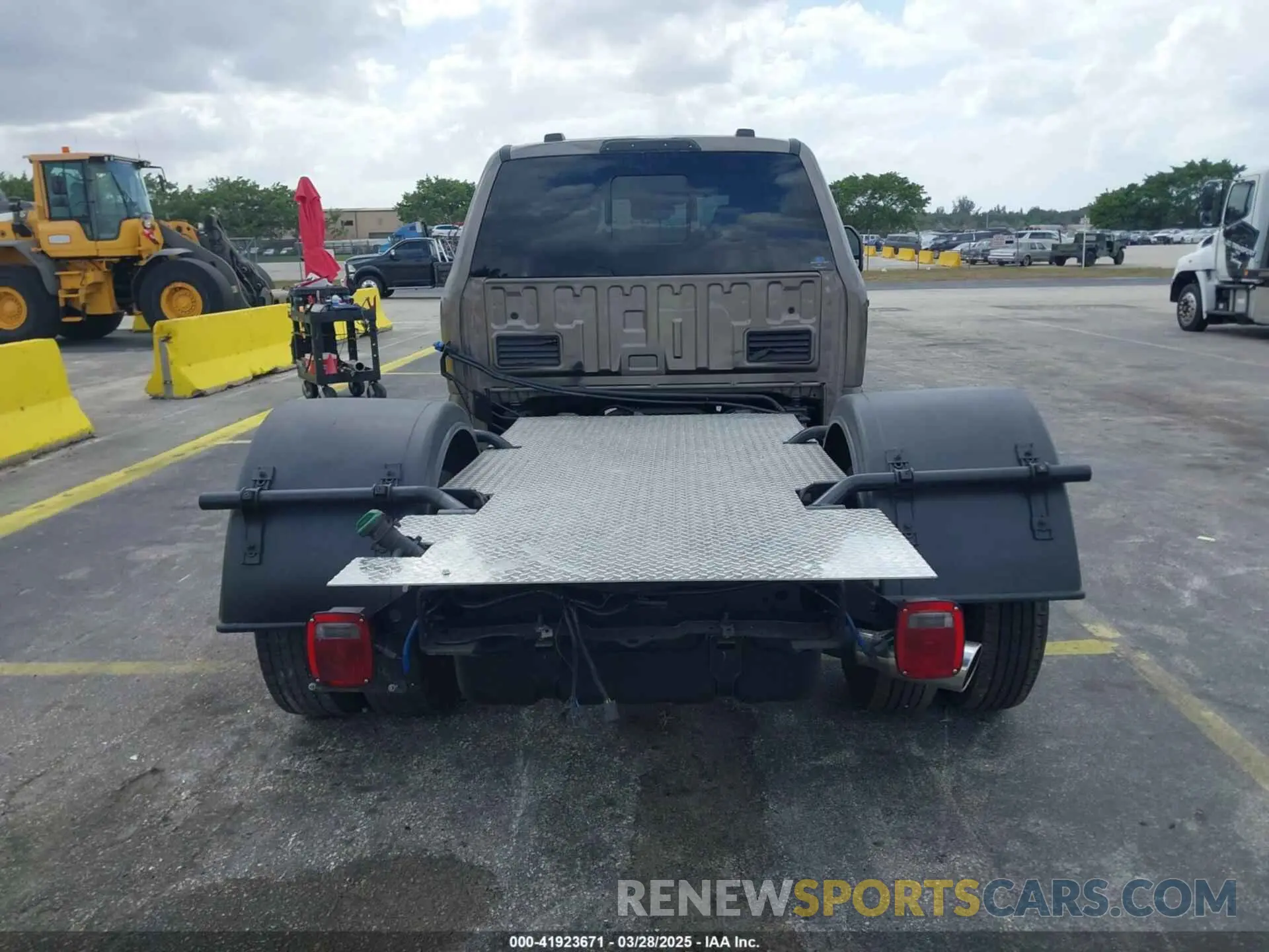 14 fotografías del automóvil dañado 1FD8W3GT0PEC55193 FORD F-350 CHASSIS 2023