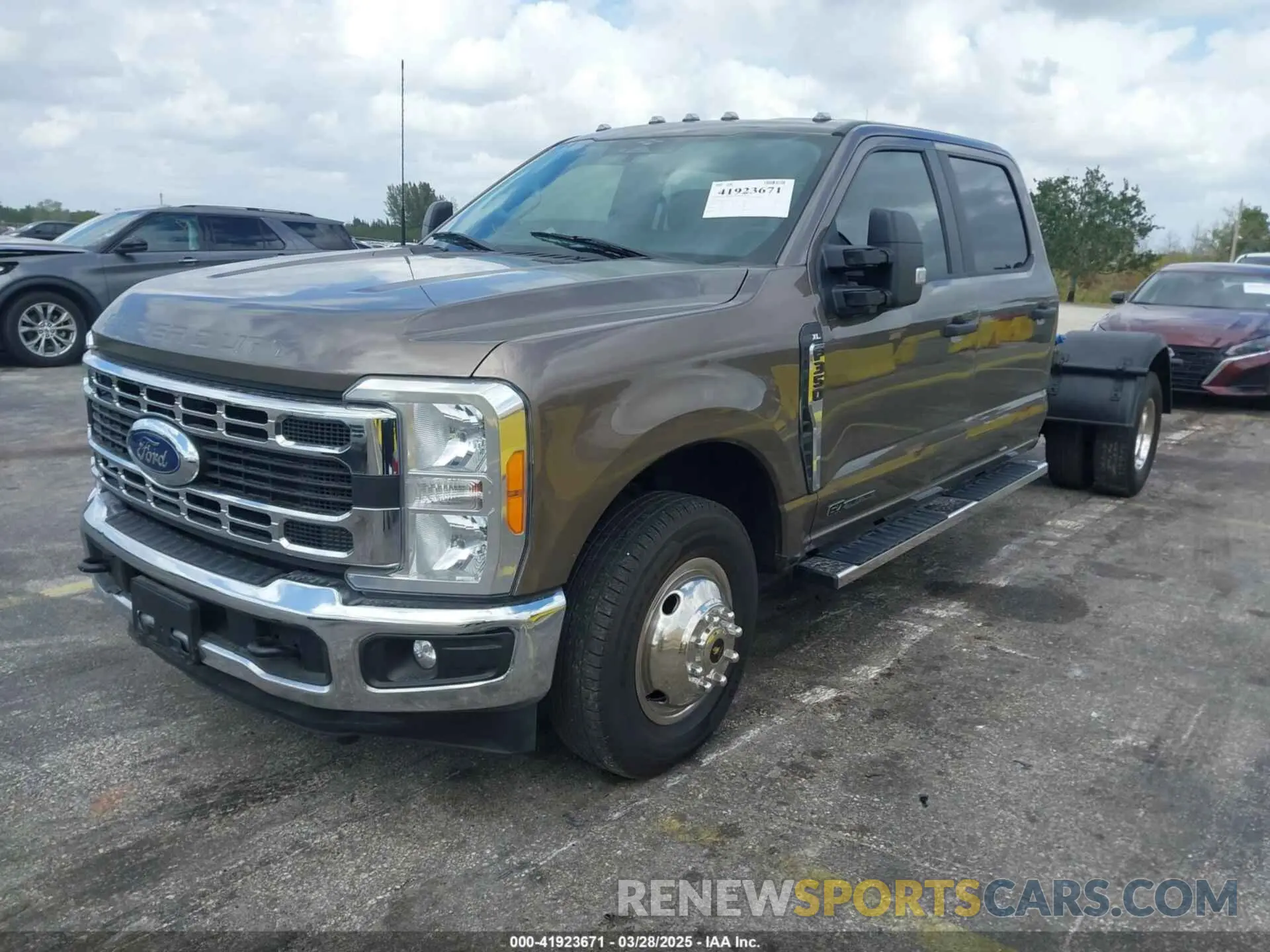 2 fotografías del automóvil dañado 1FD8W3GT0PEC55193 FORD F-350 CHASSIS 2023