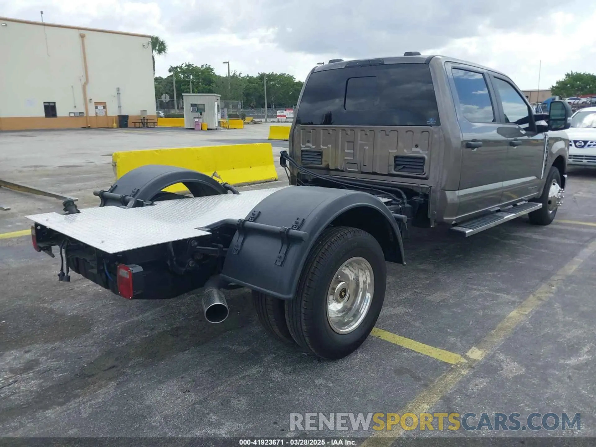 4 fotografías del automóvil dañado 1FD8W3GT0PEC55193 FORD F-350 CHASSIS 2023