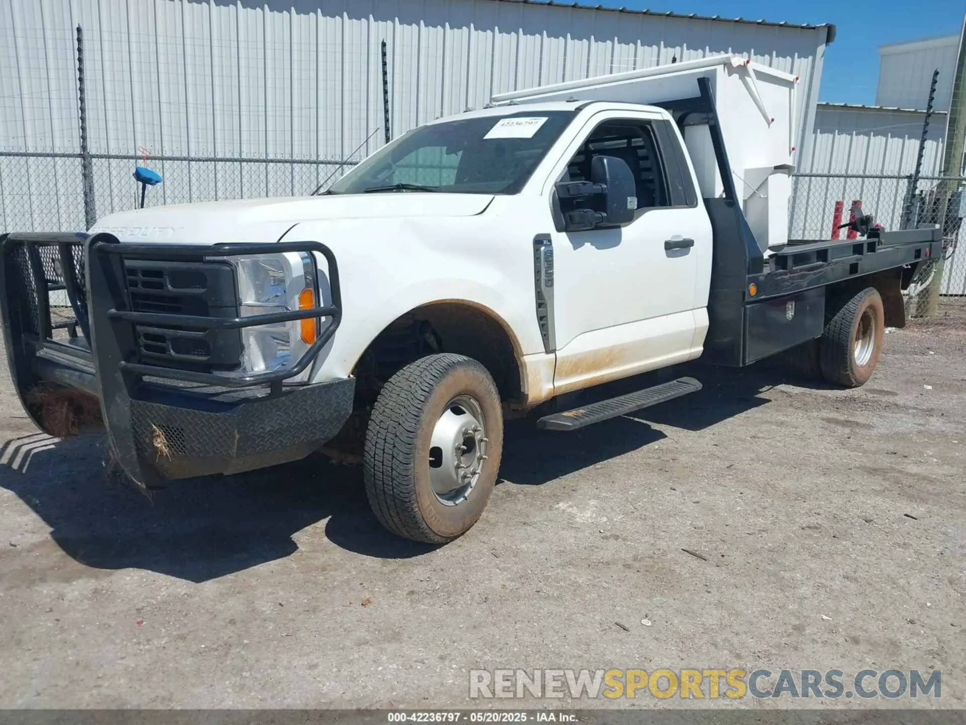 2 fotografías del automóvil dañado 1FDRF3HN2PDA11989 FORD F-350 CHASSIS 2023