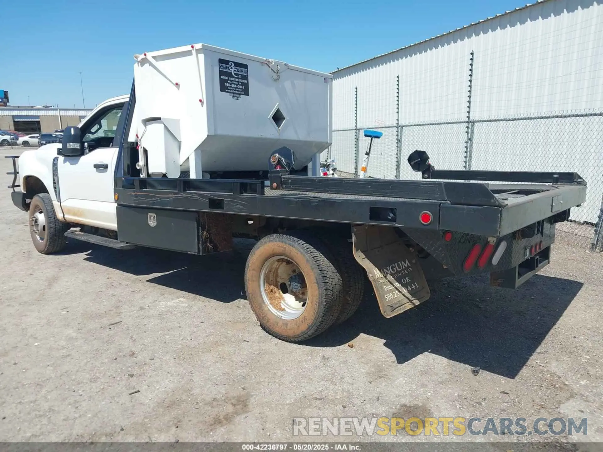 3 fotografías del automóvil dañado 1FDRF3HN2PDA11989 FORD F-350 CHASSIS 2023