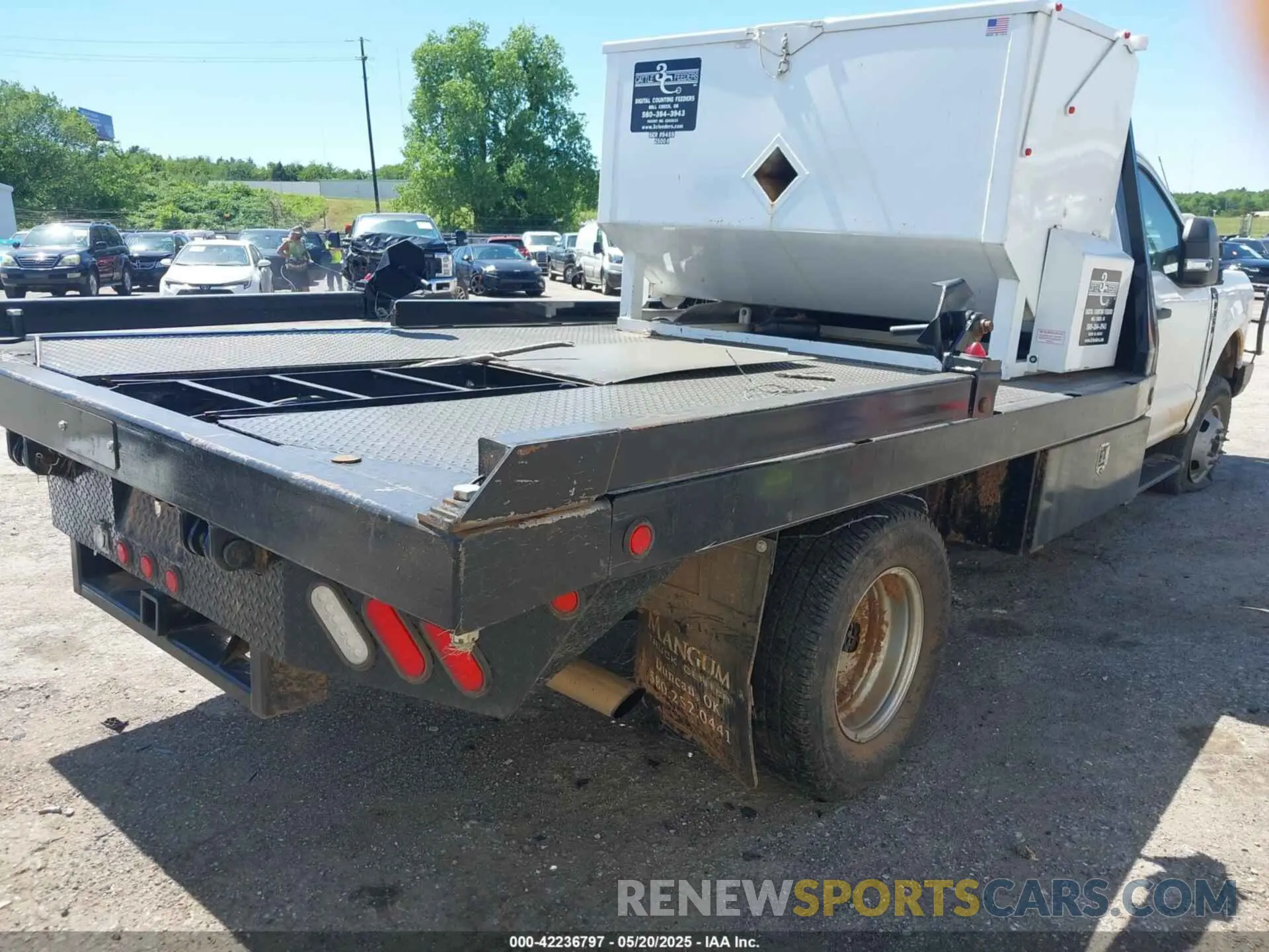 4 fotografías del automóvil dañado 1FDRF3HN2PDA11989 FORD F-350 CHASSIS 2023