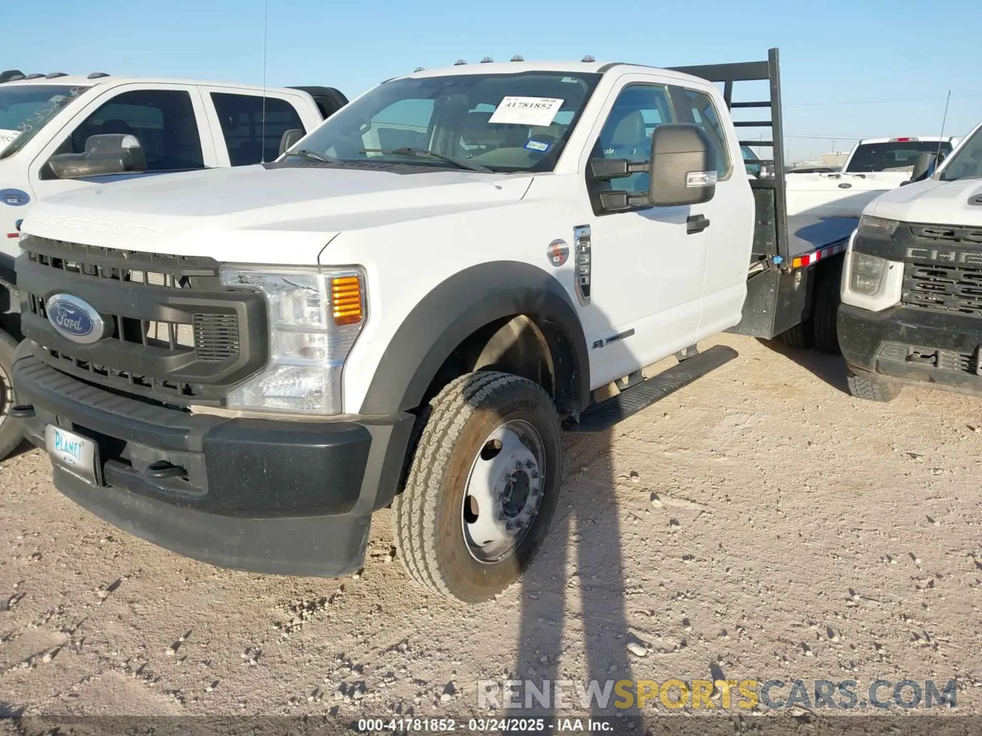 2 fotografías del automóvil dañado 1FD0X5HT4MED04735 FORD F-550 CHASSIS 2021