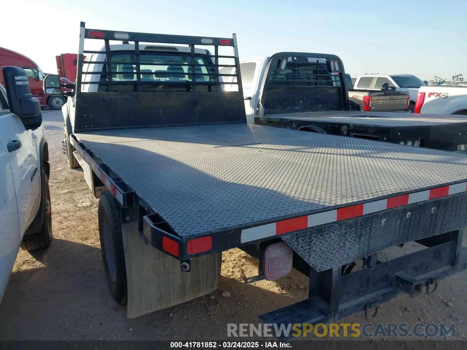 3 fotografías del automóvil dañado 1FD0X5HT4MED04735 FORD F-550 CHASSIS 2021