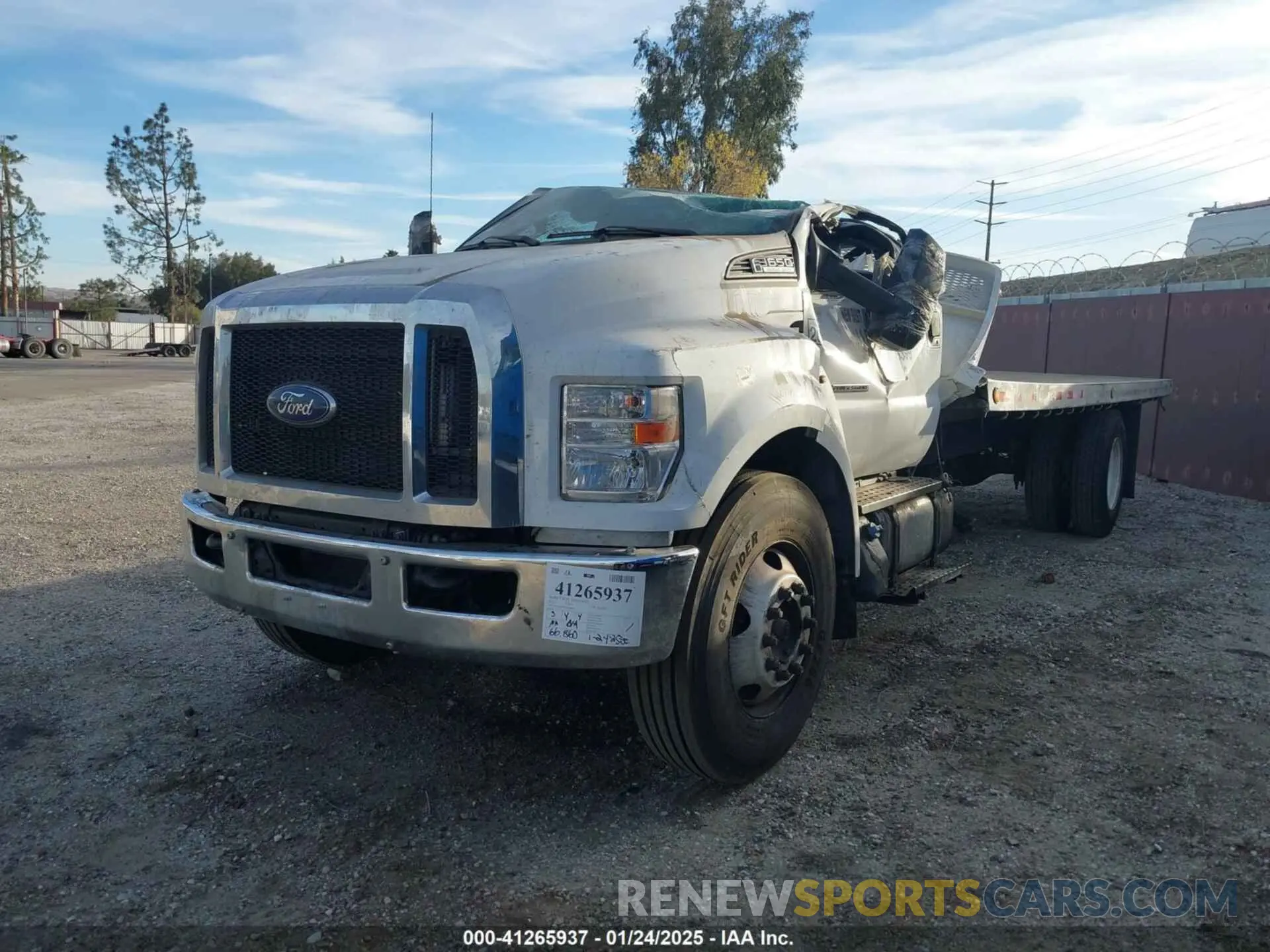 2 fotografías del automóvil dañado 1FDNF6DE7PDF08235 FORD F-650 DIESEL 2023