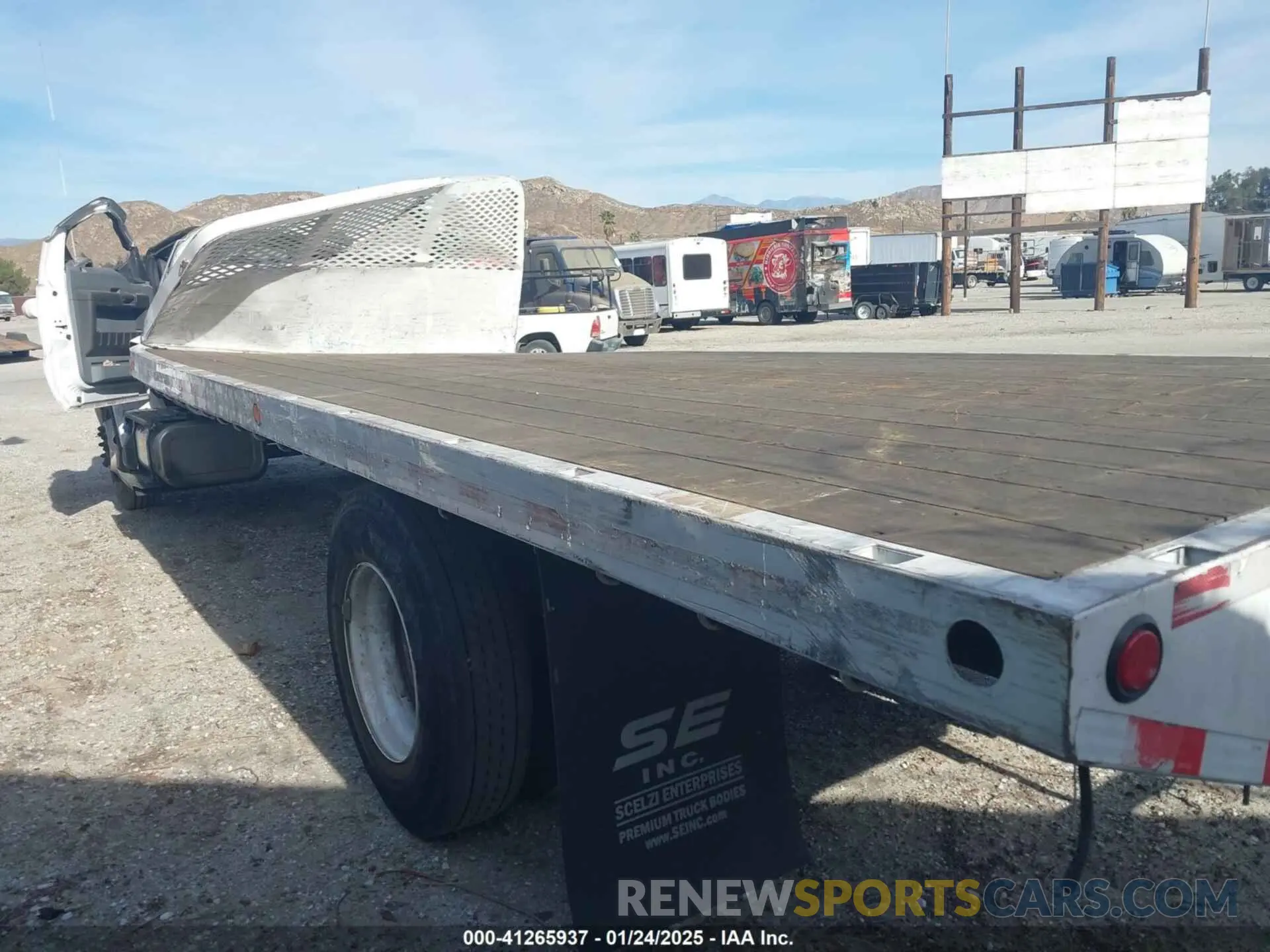 4 fotografías del automóvil dañado 1FDNF6DE7PDF08235 FORD F-650 DIESEL 2023