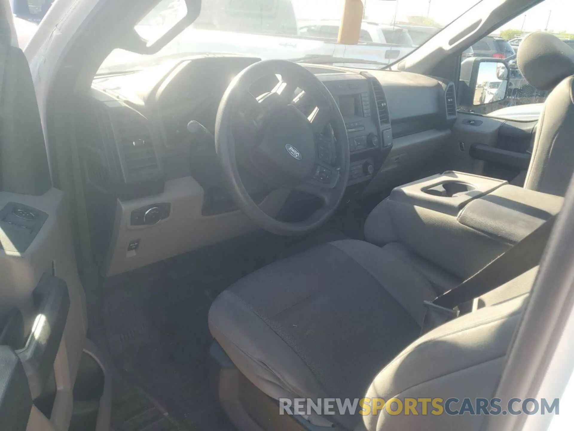 10 fotografías del automóvil dañado 1FTMF1CB3KKC98828 FORD F150 2019