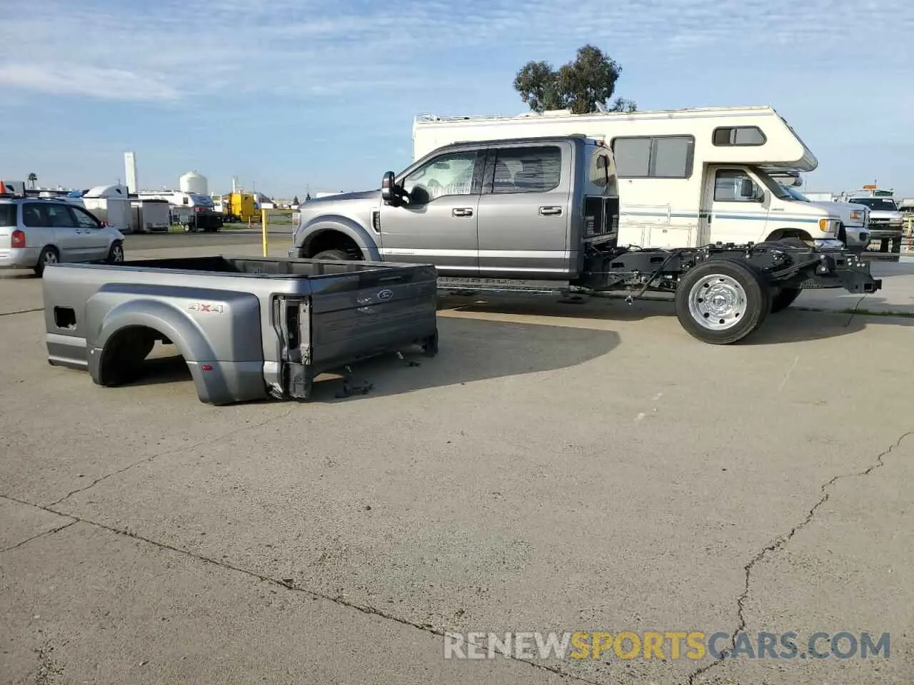2 fotografías del automóvil dañado 1FT8W4DT1NED61096 FORD F450 2022