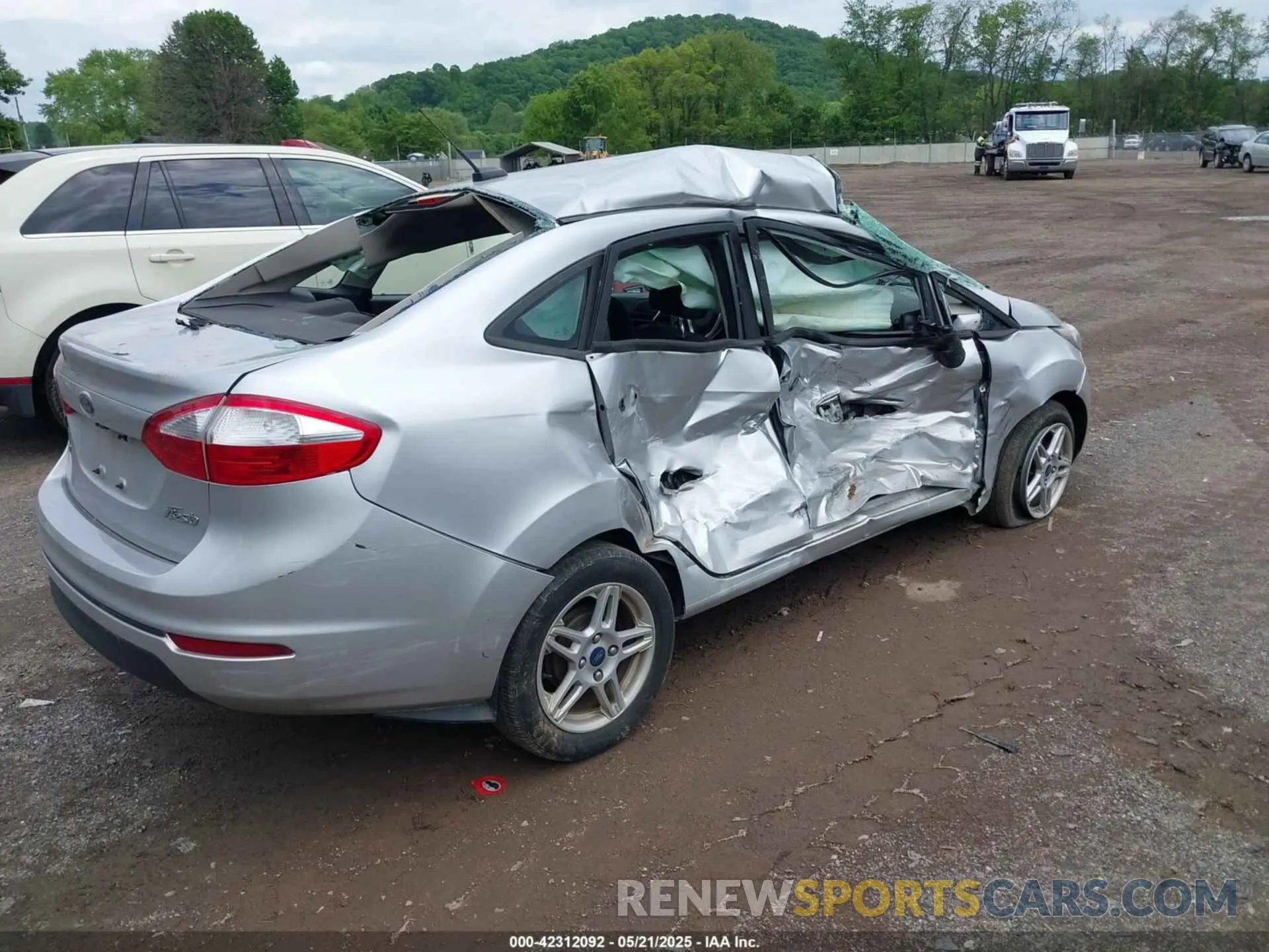 4 fotografías del automóvil dañado 3FADP4BJ1KM104464 FORD FIESTA 2019