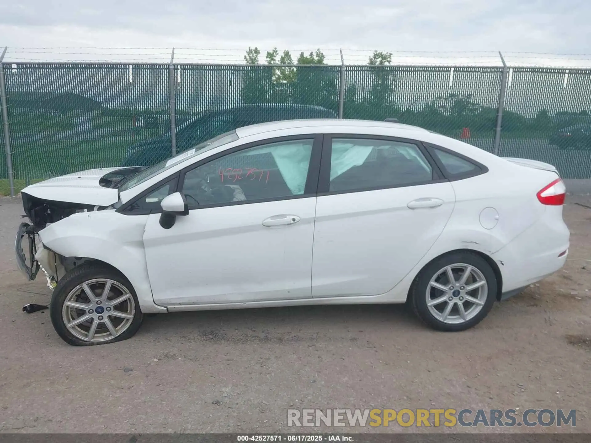 14 fotografías del automóvil dañado 3FADP4BJ4KM137698 FORD FIESTA 2019