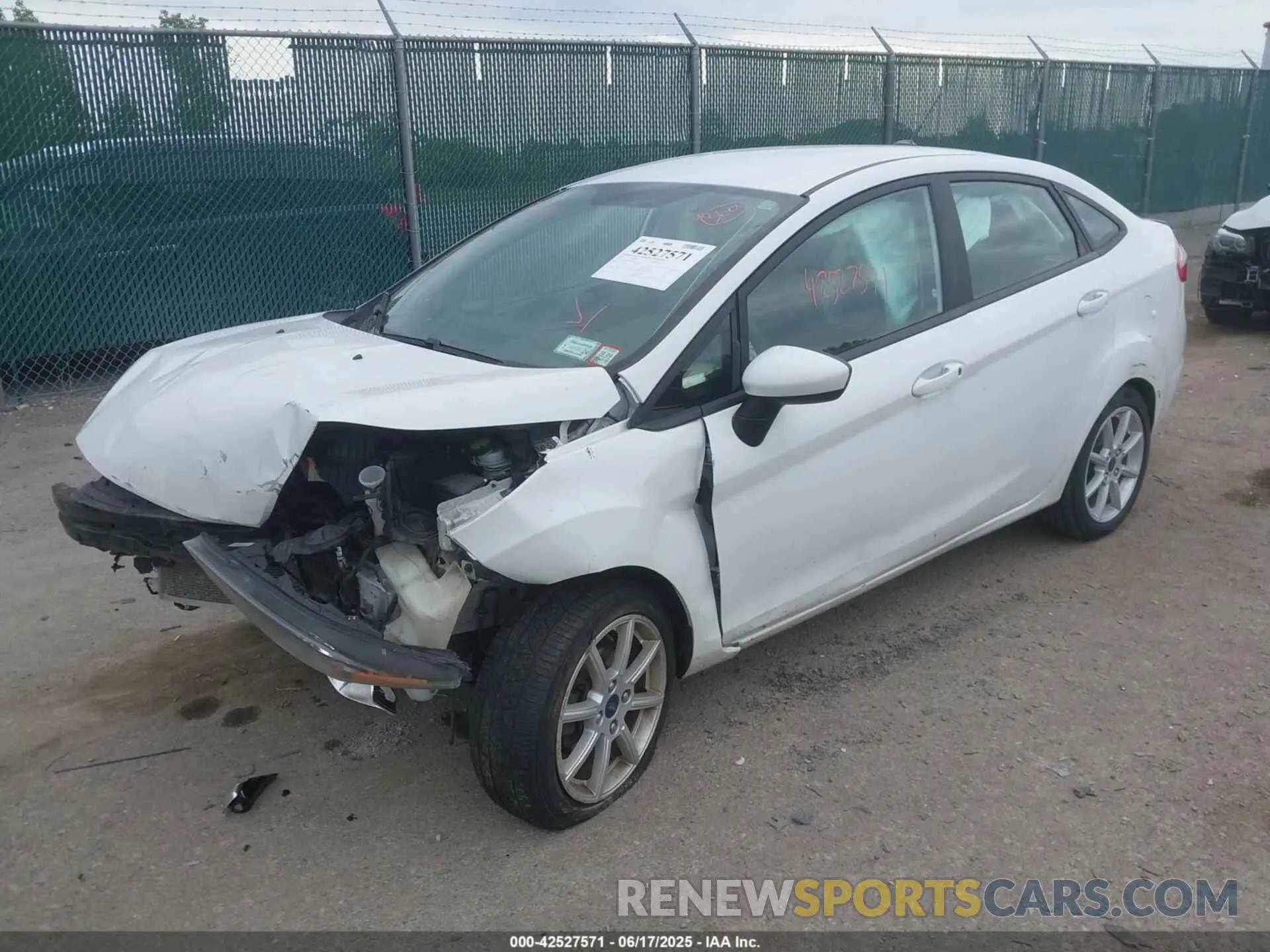 2 fotografías del automóvil dañado 3FADP4BJ4KM137698 FORD FIESTA 2019