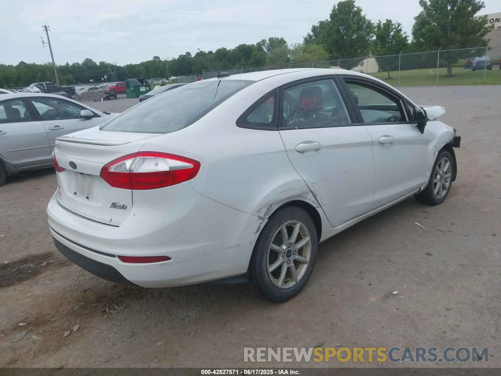 4 fotografías del automóvil dañado 3FADP4BJ4KM137698 FORD FIESTA 2019