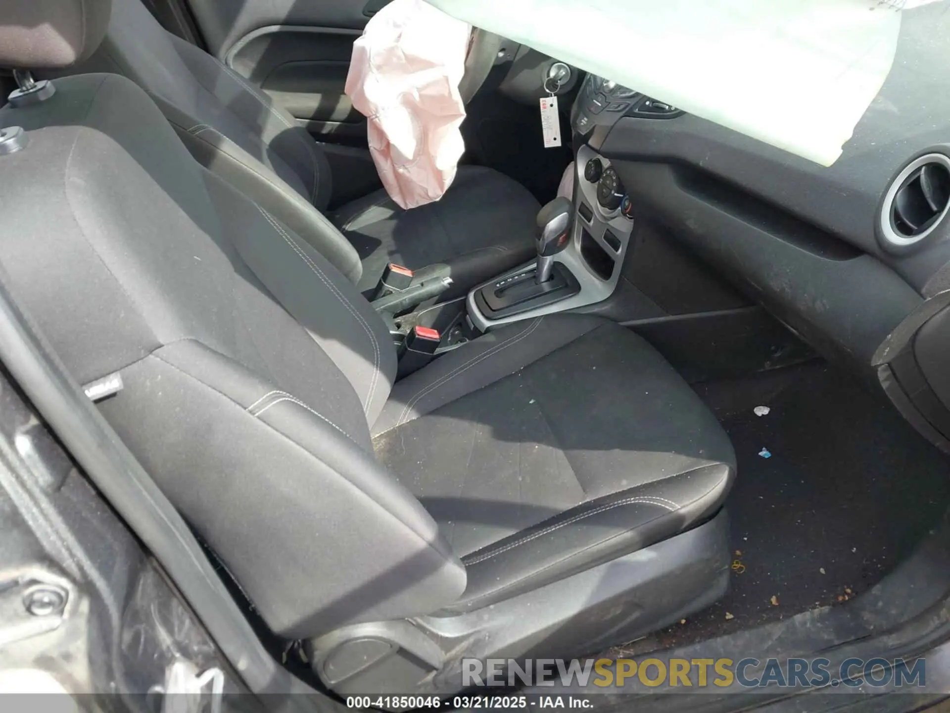 5 fotografías del automóvil dañado 3FADP4BJ4KM141427 FORD FIESTA 2019