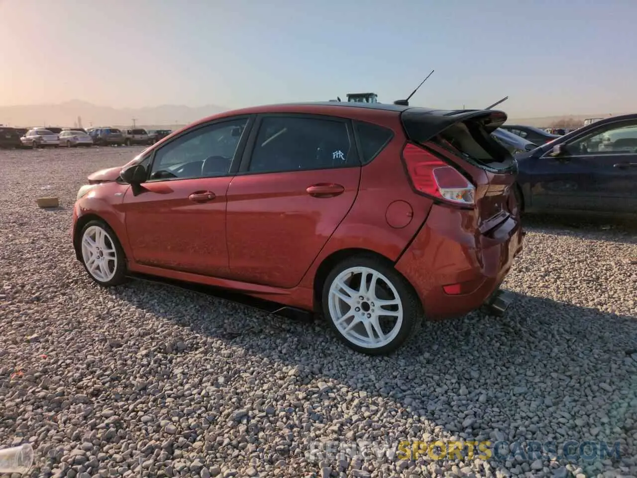 2 fotografías del automóvil dañado 3FADP4DJ4KM152585 FORD FIESTA 2019