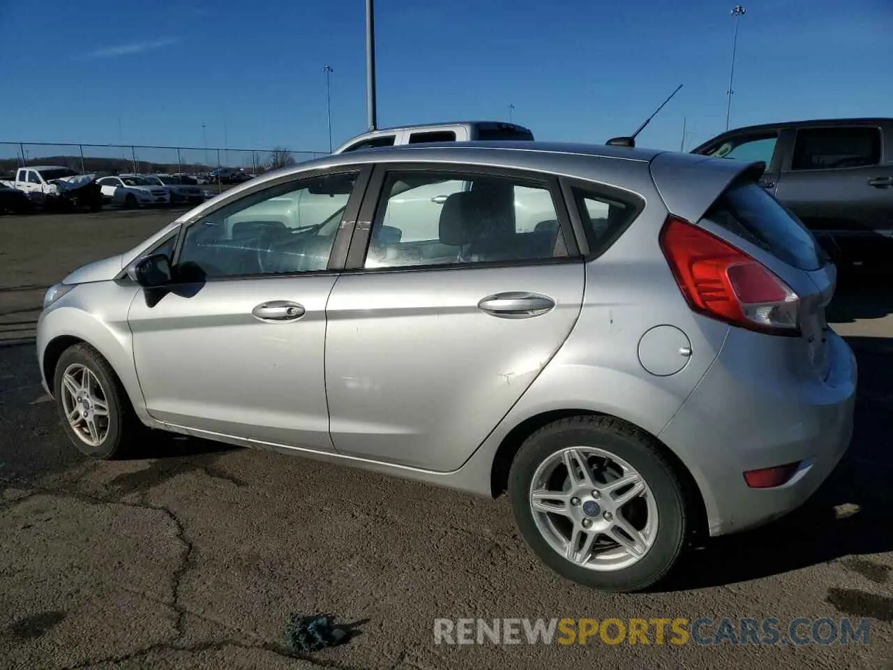 2 fotografías del automóvil dañado 3FADP4EJ2KM131054 FORD FIESTA 2019