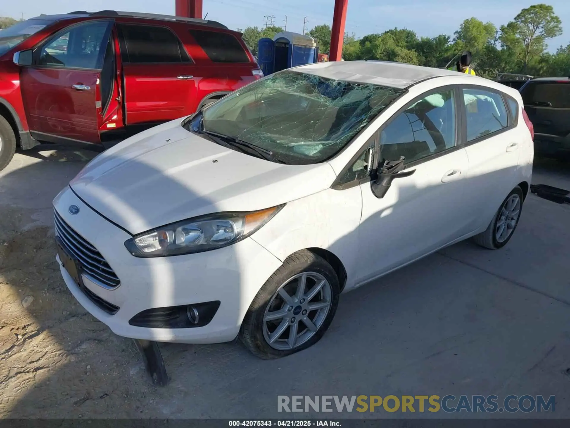 2 fotografías del automóvil dañado 3FADP4EJ4KM136871 FORD FIESTA 2019