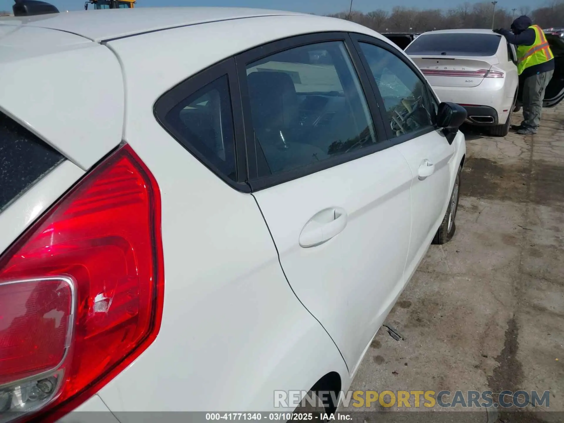 12 fotografías del automóvil dañado 3FADP4EJ5KM112756 FORD FIESTA 2019