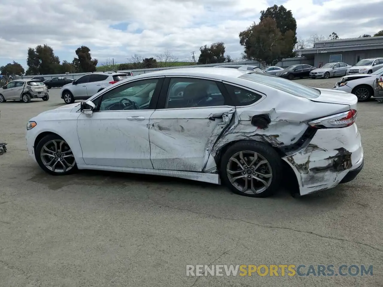 2 fotografías del automóvil dañado 3FA6P0CD0KR254126 FORD FUSION 2019