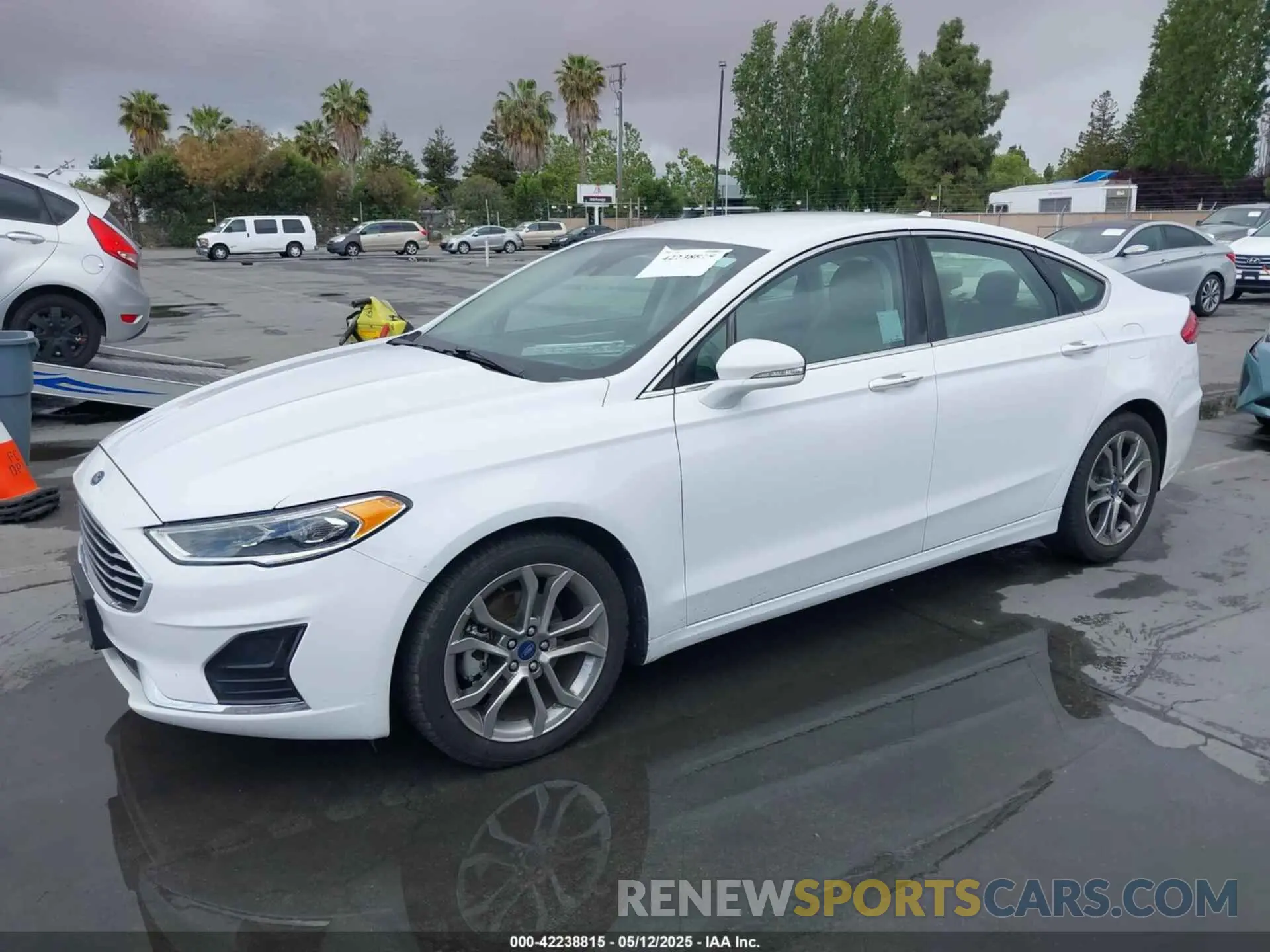 2 fotografías del automóvil dañado 3FA6P0CD5KR202264 FORD FUSION 2019