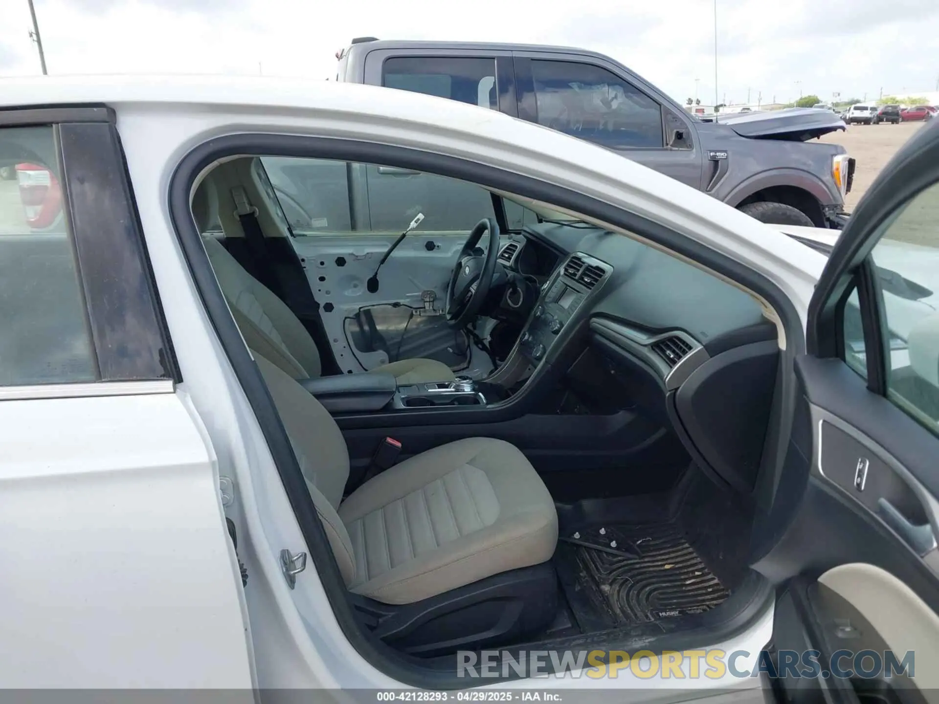 5 fotografías del automóvil dañado 3FA6P0G76KR170915 FORD FUSION 2019