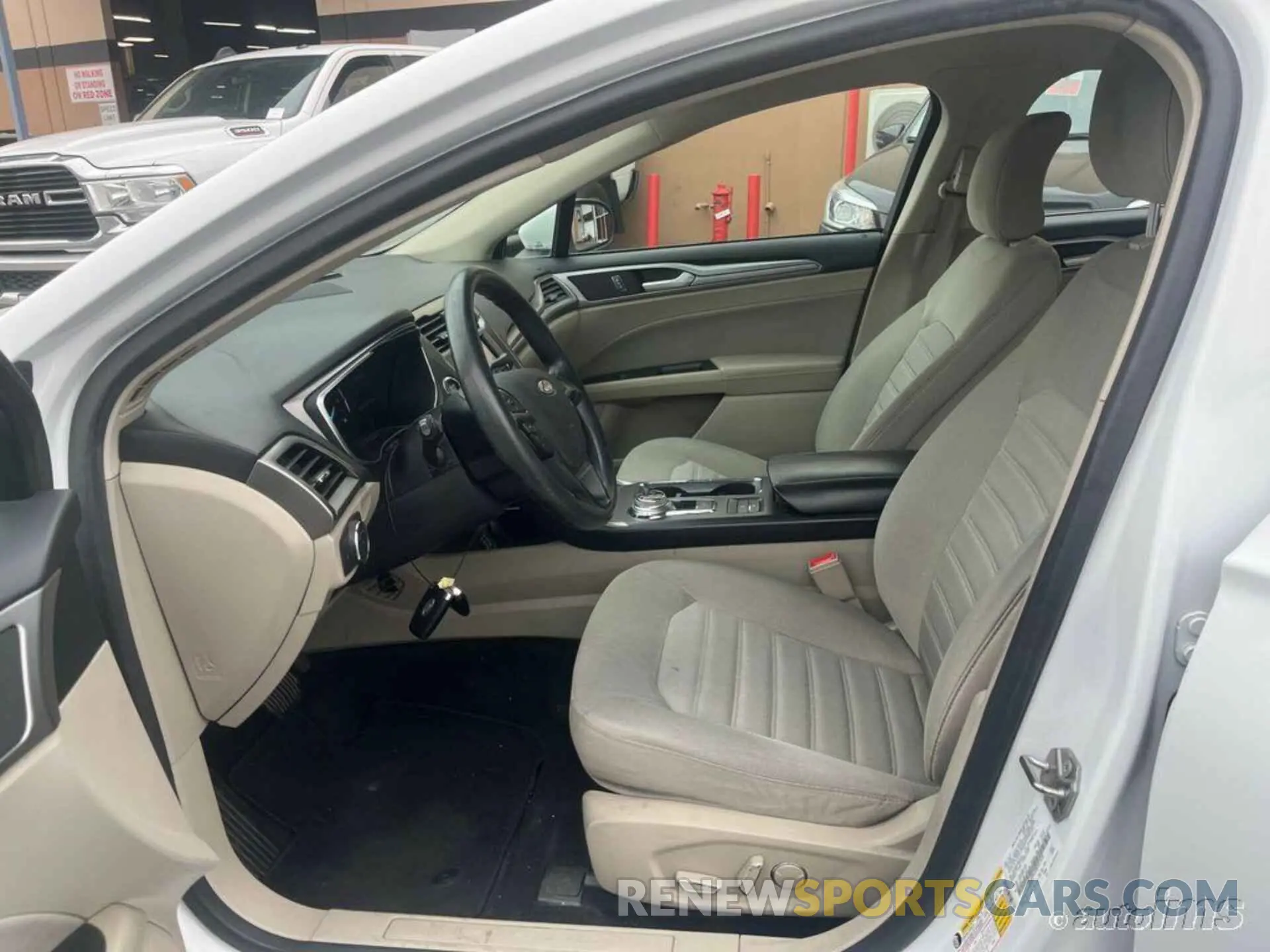 2 fotografías del automóvil dañado 3FA6P0LU0KR277678 FORD FUSION 2019