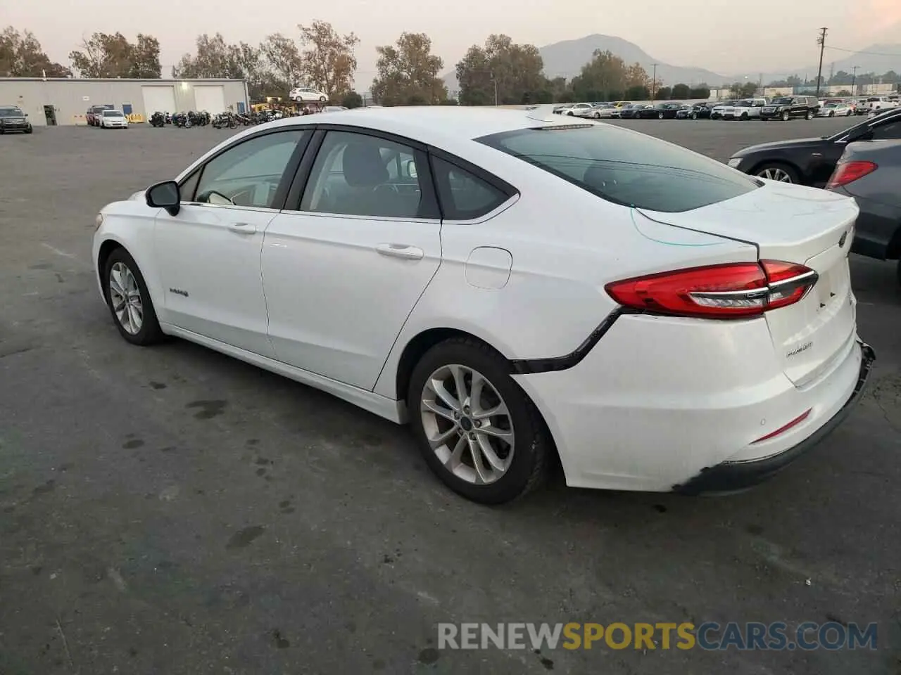 2 fotografías del automóvil dañado 3FA6P0LU1KR175144 FORD FUSION 2019