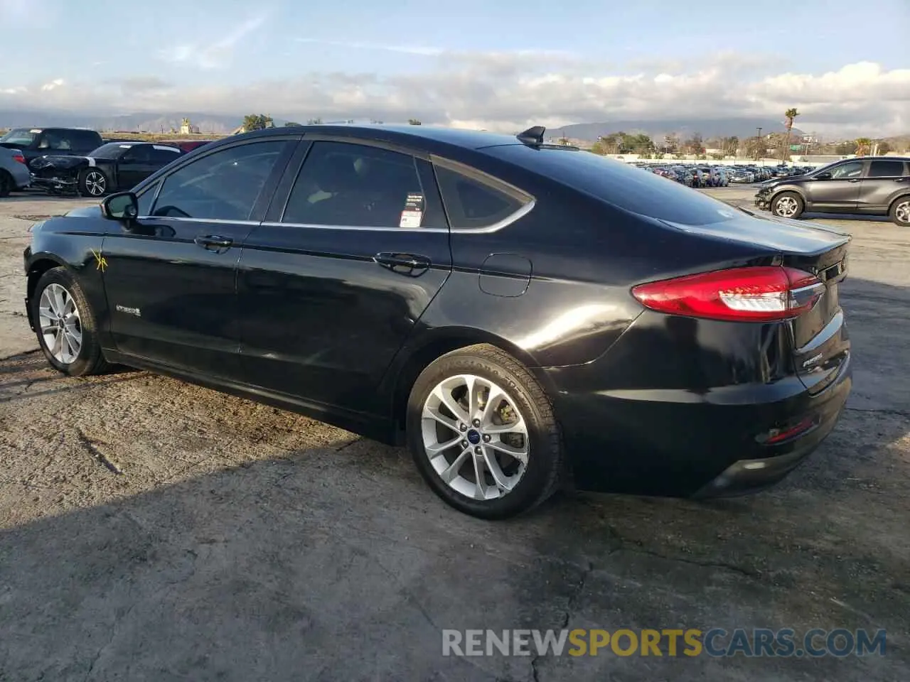 2 fotografías del automóvil dañado 3FA6P0LU2KR236825 FORD FUSION 2019