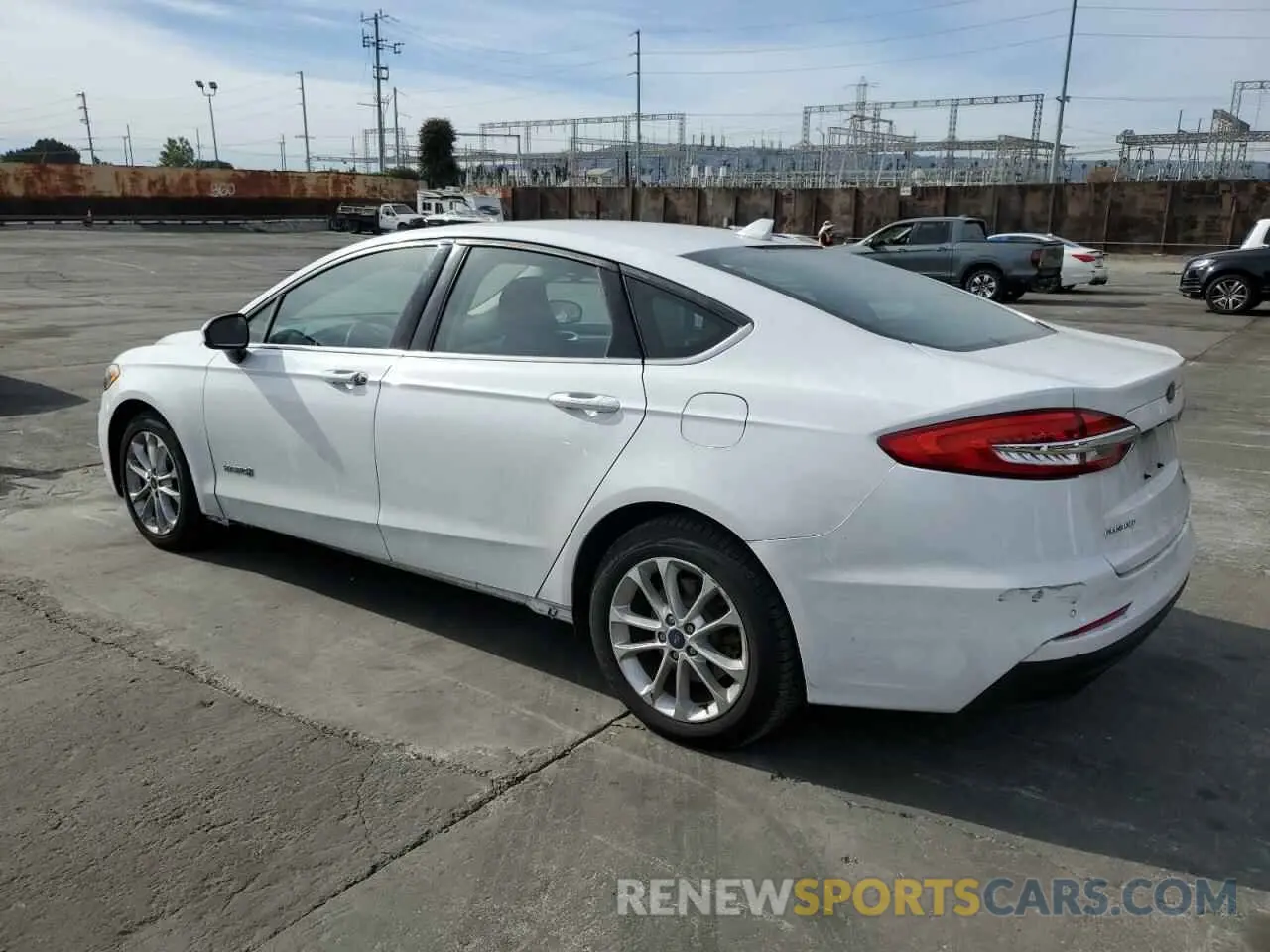 2 fotografías del automóvil dañado 3FA6P0LU3KR124230 FORD FUSION 2019