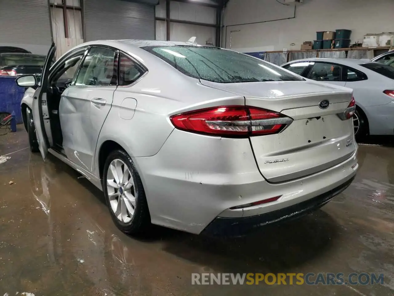 2 fotografías del automóvil dañado 3FA6P0LU9KR143882 FORD FUSION 2019