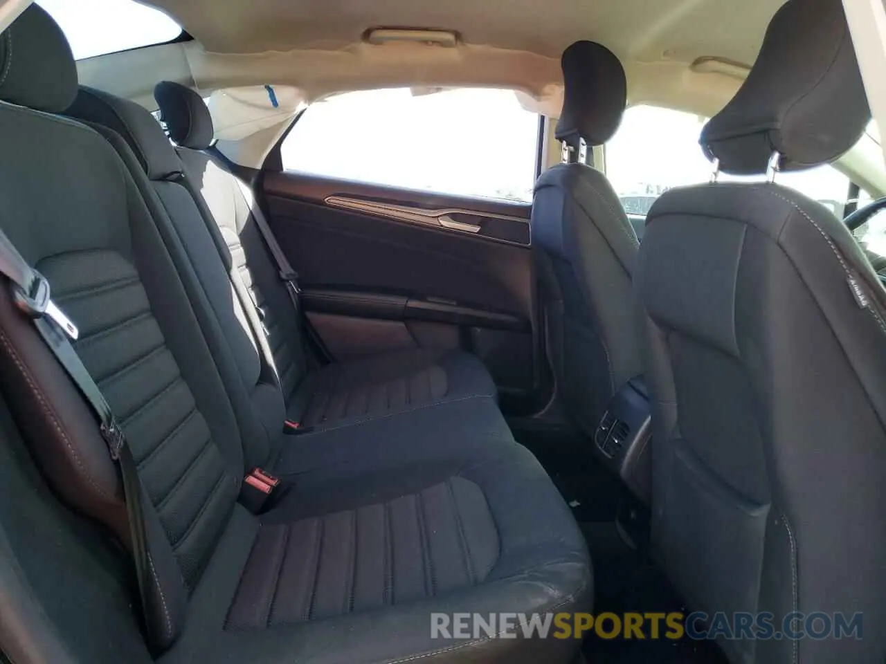 10 fotografías del automóvil dañado 3FA6P0LU9KR193763 FORD FUSION 2019