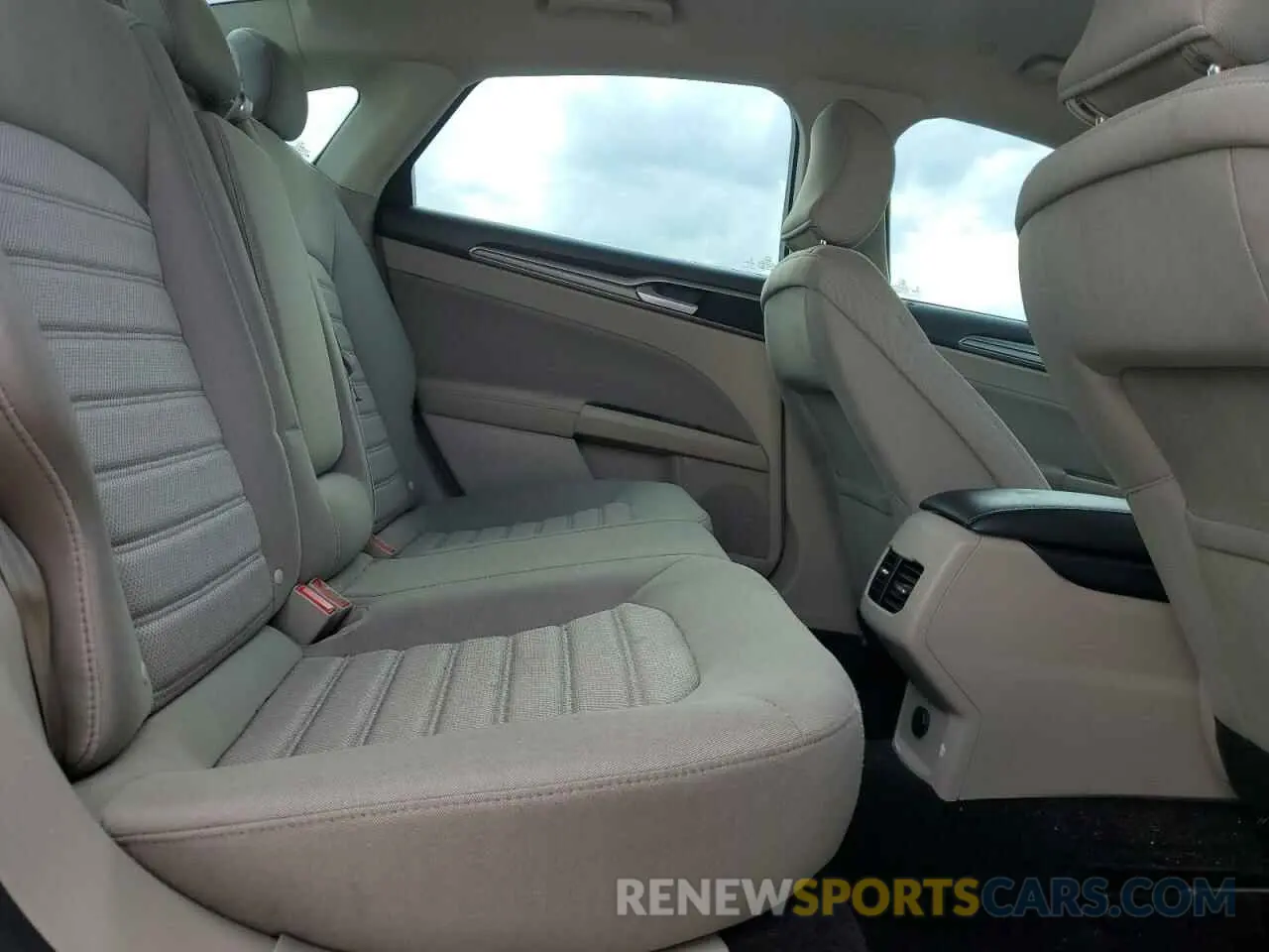 10 fotografías del automóvil dañado 3FA6P0LUXKR243750 FORD FUSION 2019