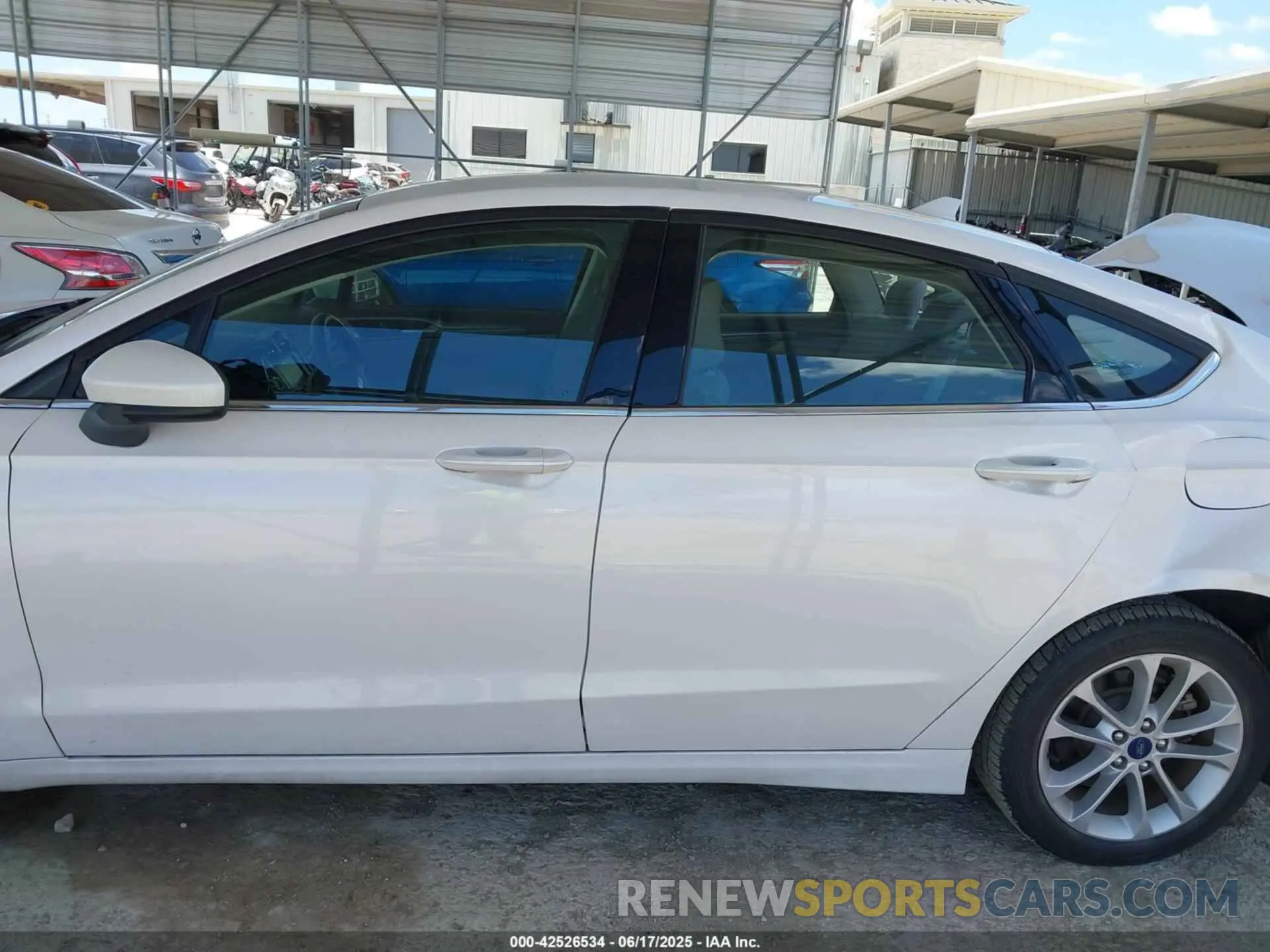 15 fotografías del automóvil dañado 3FA6P0LU0LR135560 FORD FUSION 2020