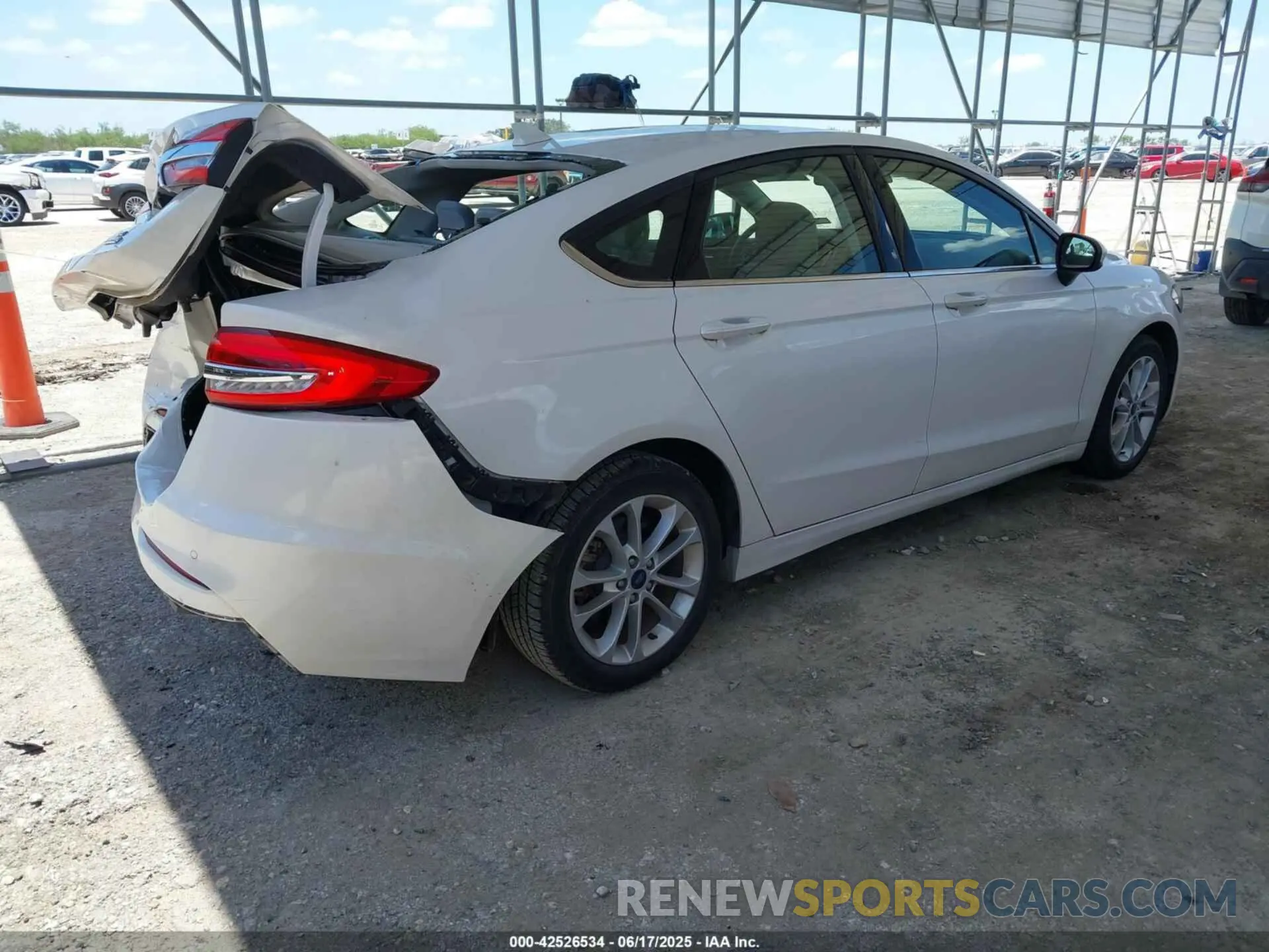 4 fotografías del automóvil dañado 3FA6P0LU0LR135560 FORD FUSION 2020