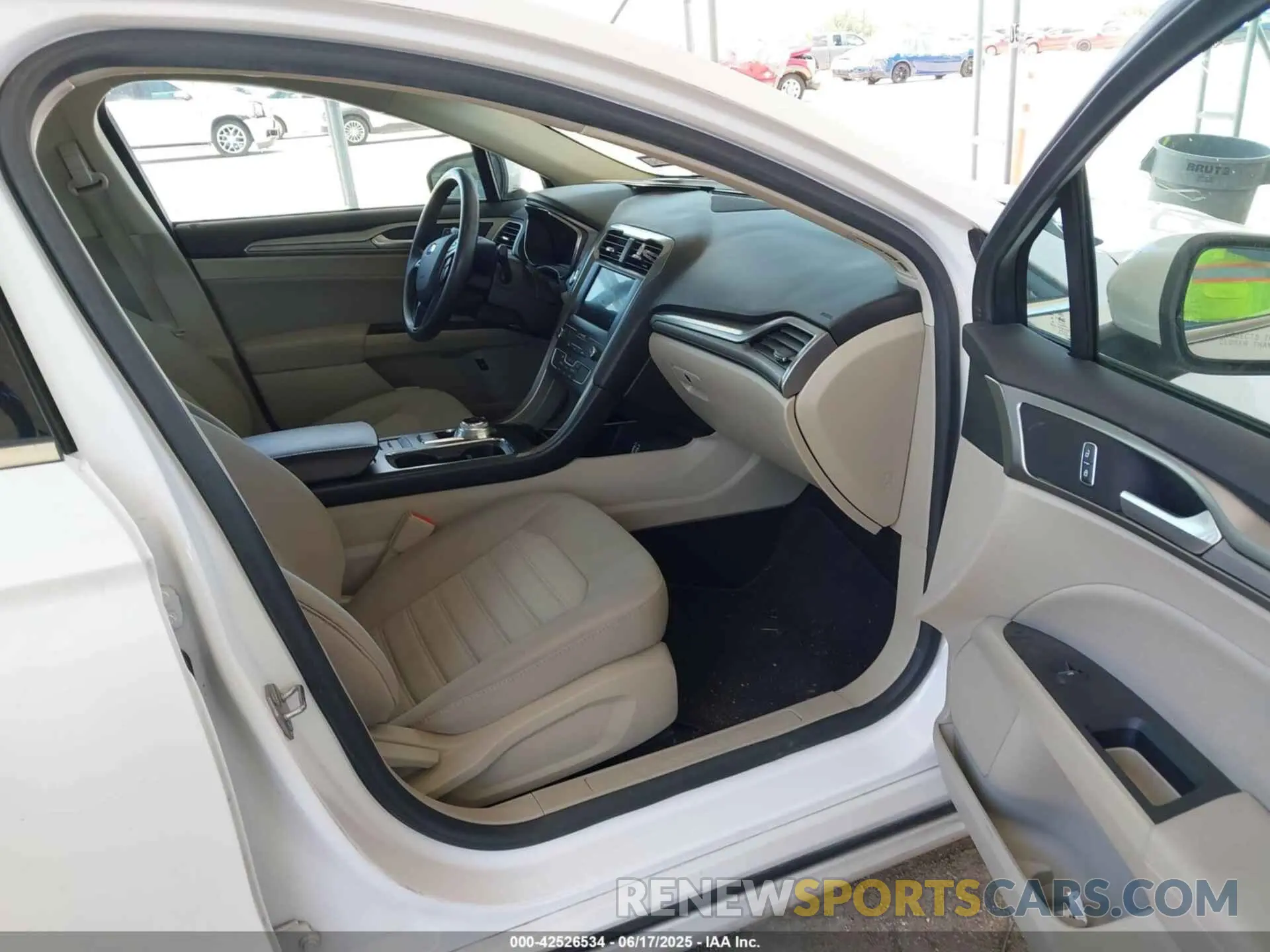 5 fotografías del automóvil dañado 3FA6P0LU0LR135560 FORD FUSION 2020