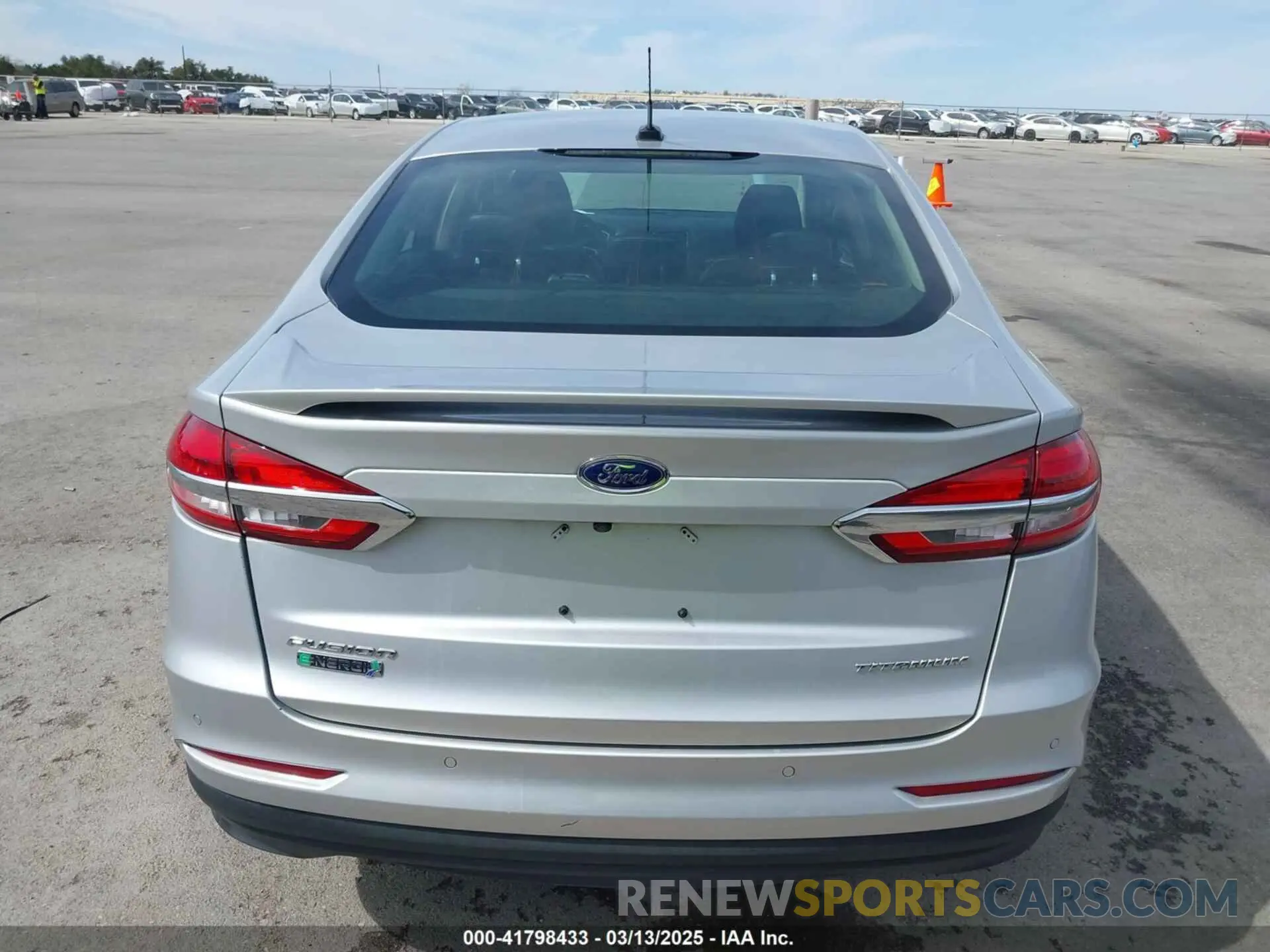 16 fotografías del automóvil dañado 3FA6P0SU5KR228638 FORD FUSION ENERGI 2019