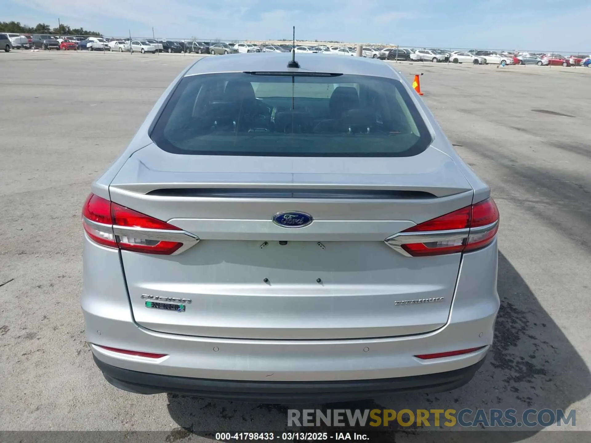 18 fotografías del automóvil dañado 3FA6P0SU5KR228638 FORD FUSION ENERGI 2019