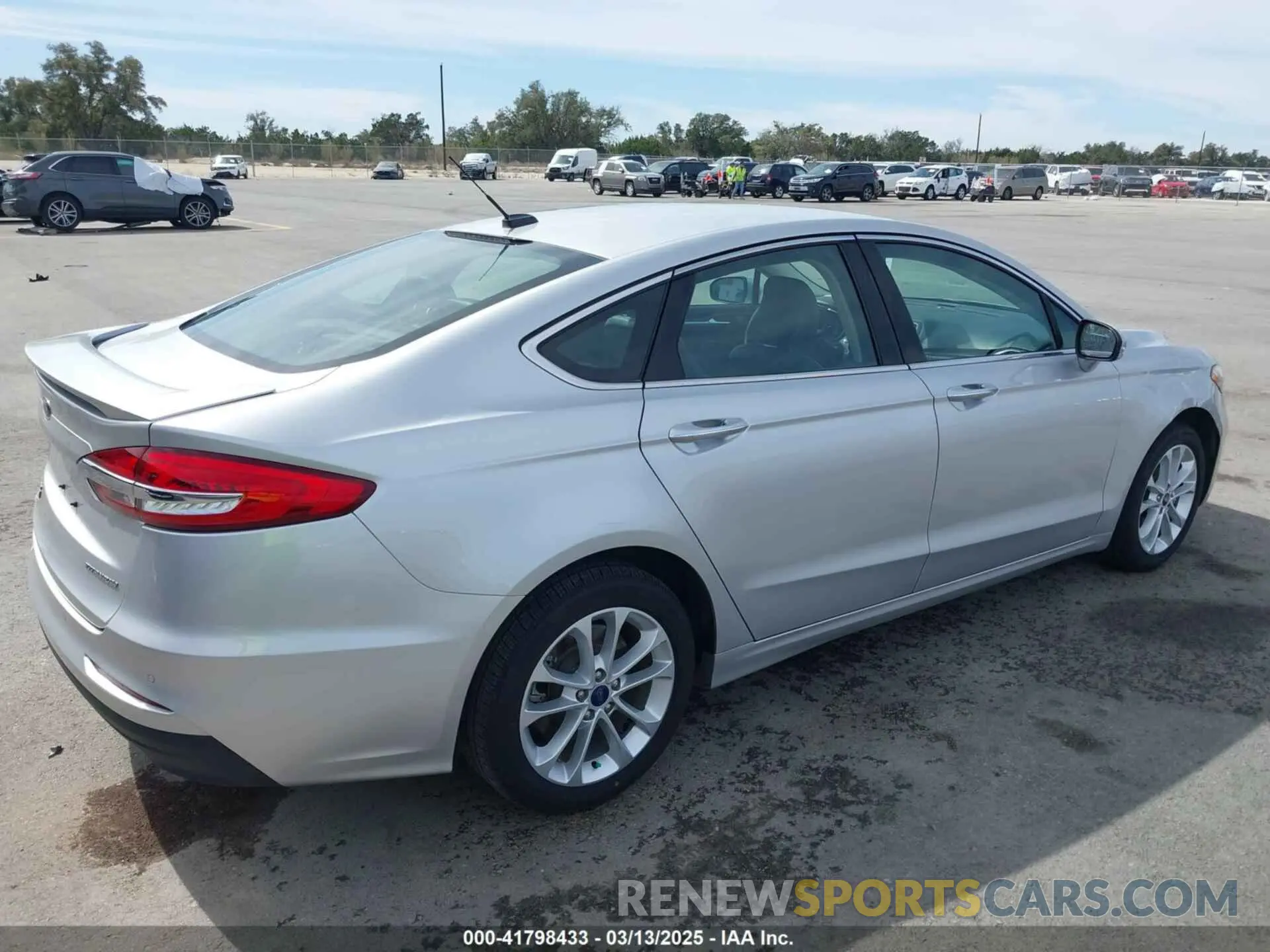 4 fotografías del automóvil dañado 3FA6P0SU5KR228638 FORD FUSION ENERGI 2019