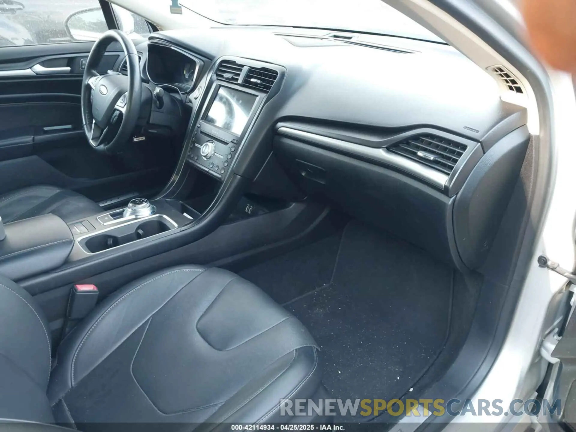 5 fotografías del automóvil dañado 3FA6P0SU8KR212370 FORD FUSION ENERGI 2019