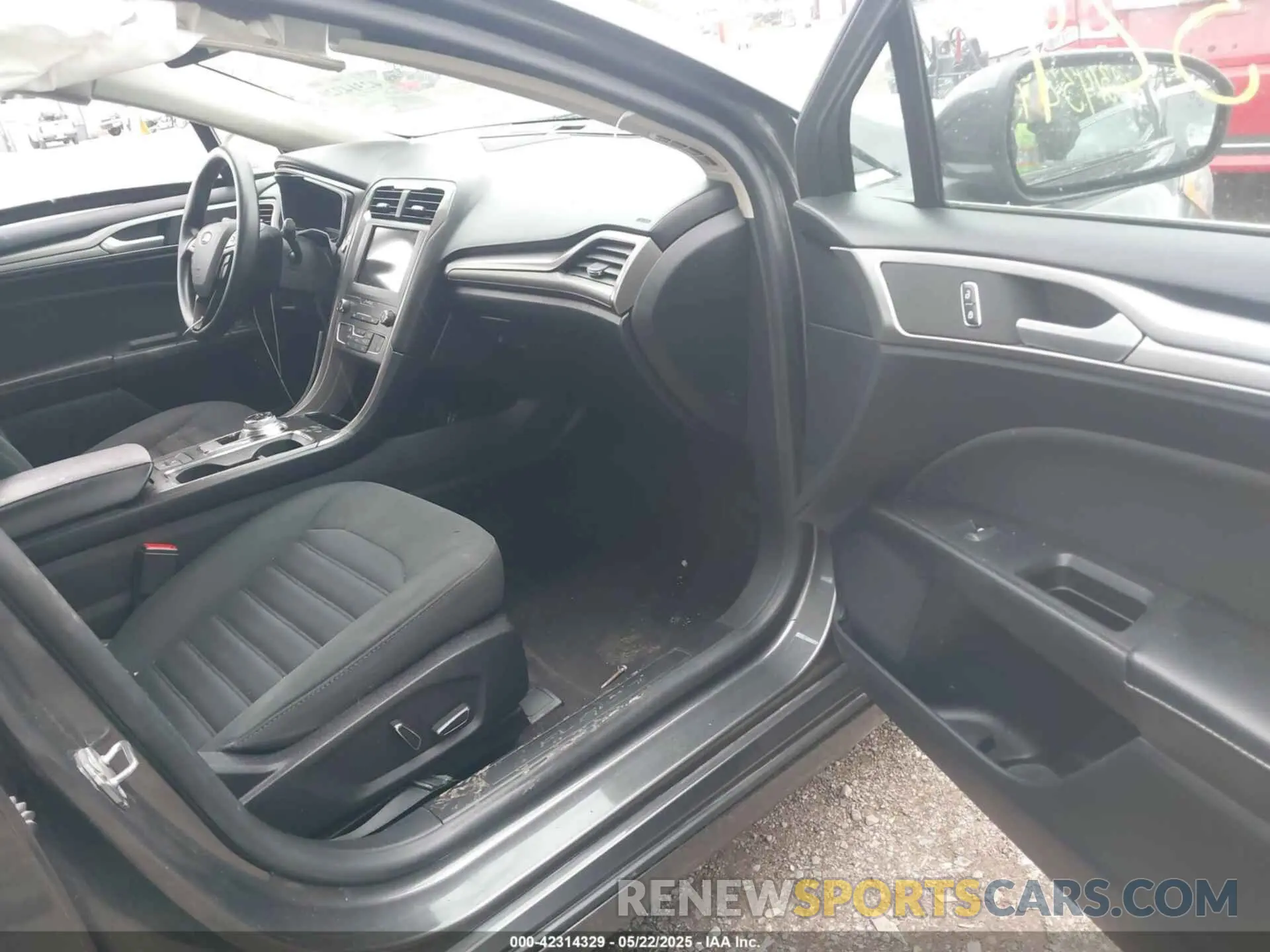 5 fotografías del automóvil dañado 3FA6P0LU1KR154794 FORD FUSION HYBRID 2019