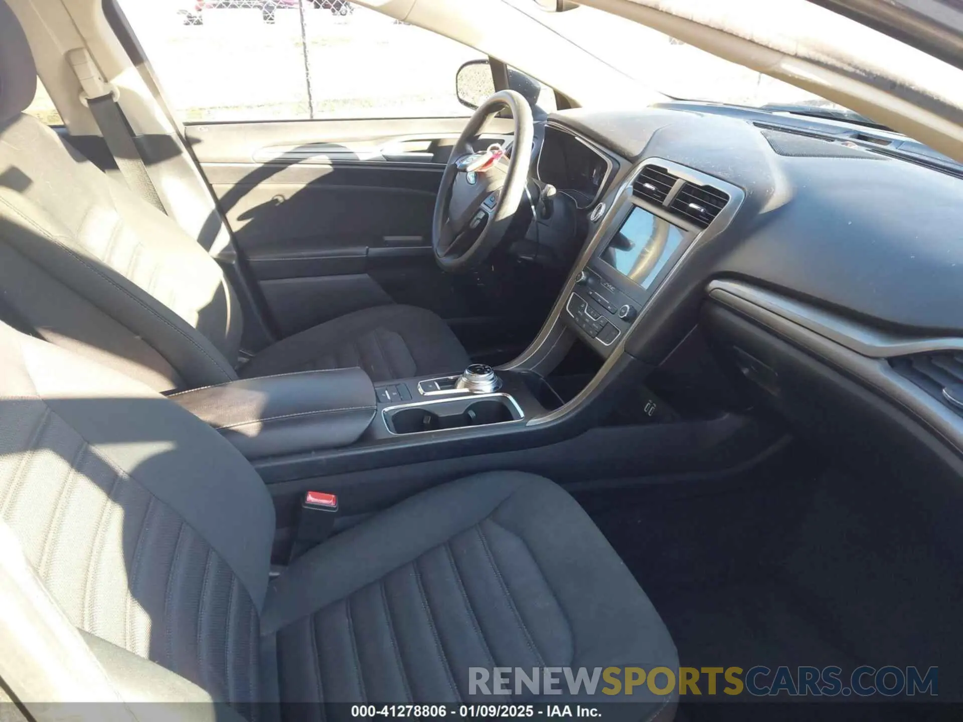 5 fotografías del automóvil dañado 3FA6P0LU2KR119830 FORD FUSION HYBRID 2019