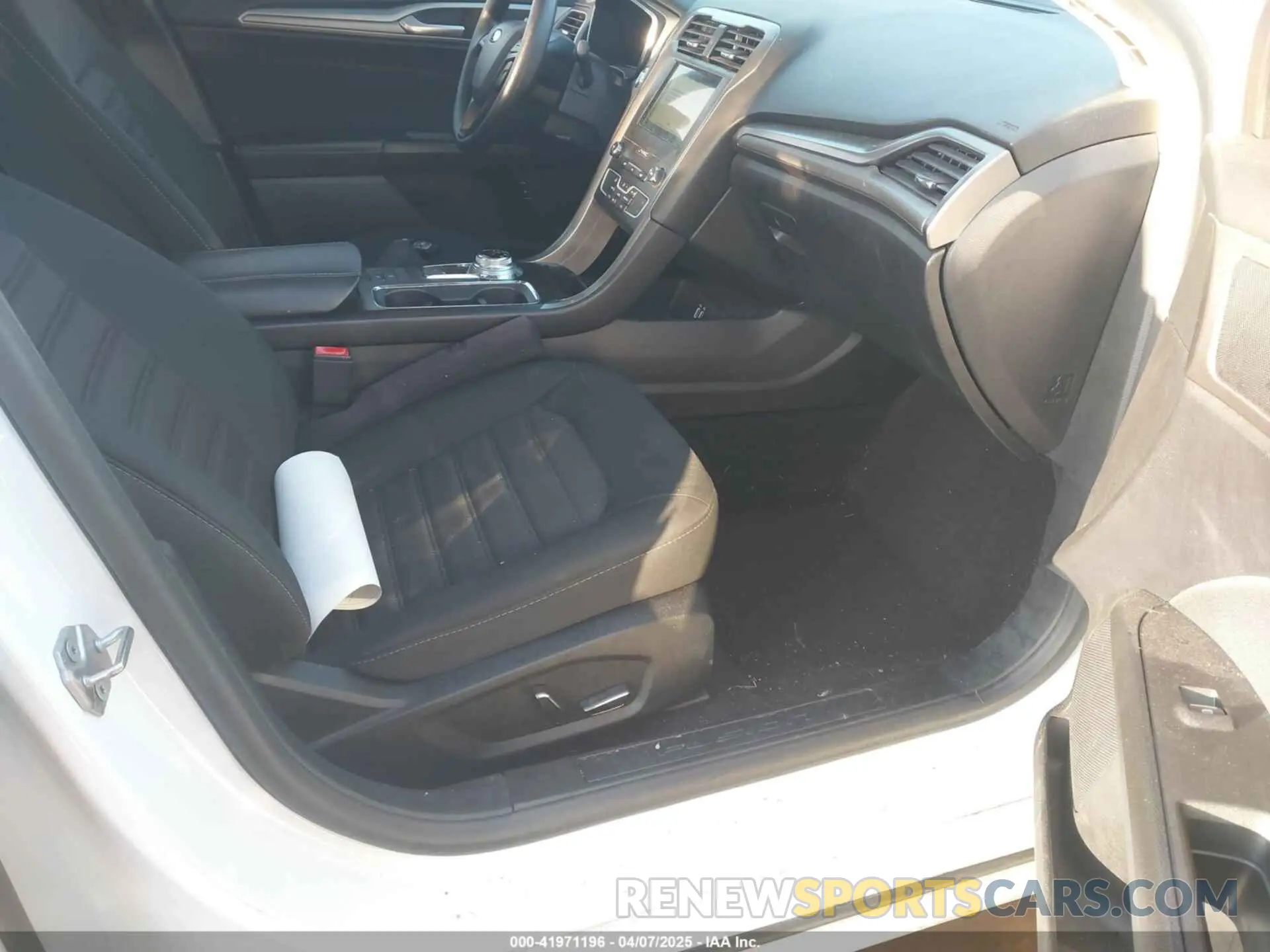 5 fotografías del automóvil dañado 3FA6P0LU3KR106021 FORD FUSION HYBRID 2019