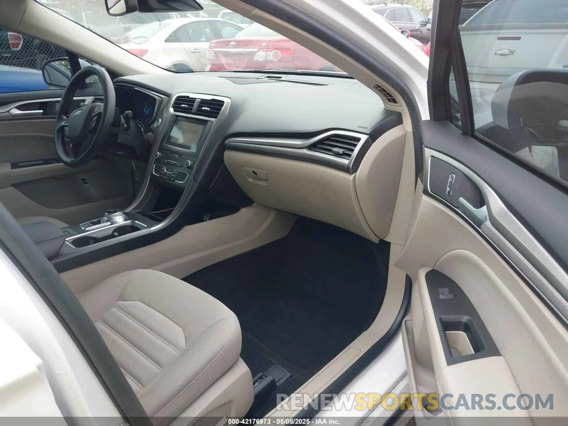 5 fotografías del automóvil dañado 3FA6P0LU3KR193077 FORD FUSION HYBRID 2019