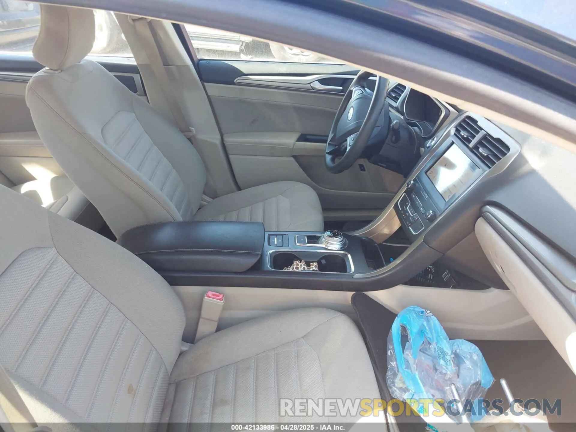 5 fotografías del automóvil dañado 3FA6P0LU3KR204076 FORD FUSION HYBRID 2019