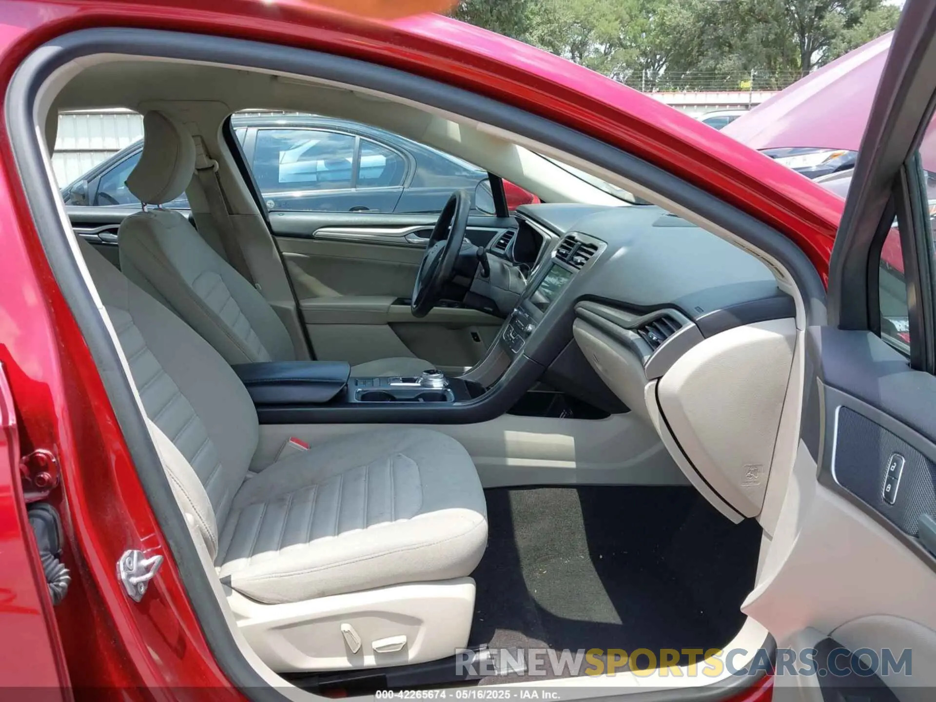 5 fotografías del automóvil dañado 3FA6P0LU4KR226457 FORD FUSION HYBRID 2019