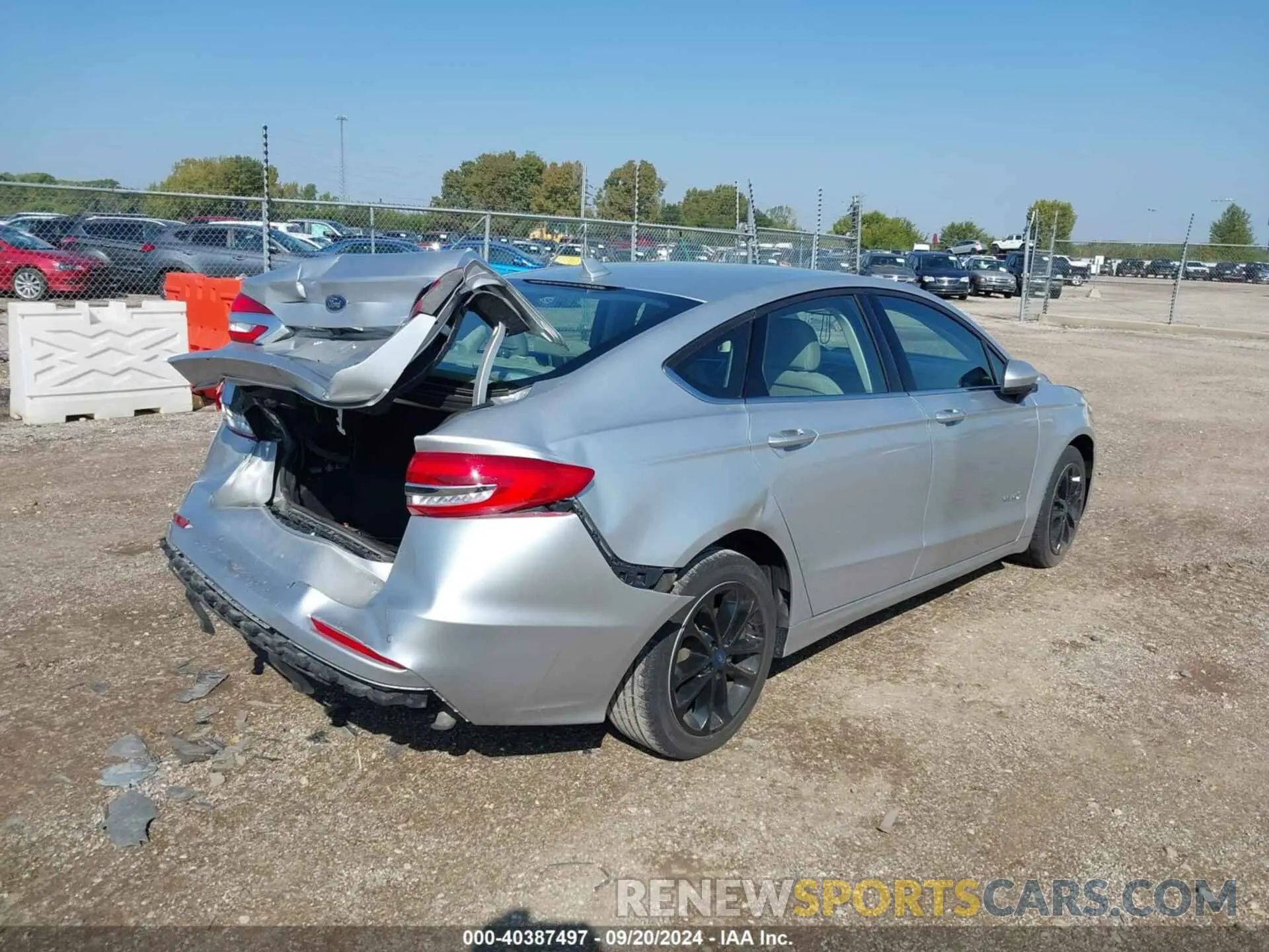 4 fotografías del automóvil dañado 3FA6P0LU6KR110208 FORD FUSION HYBRID 2019
